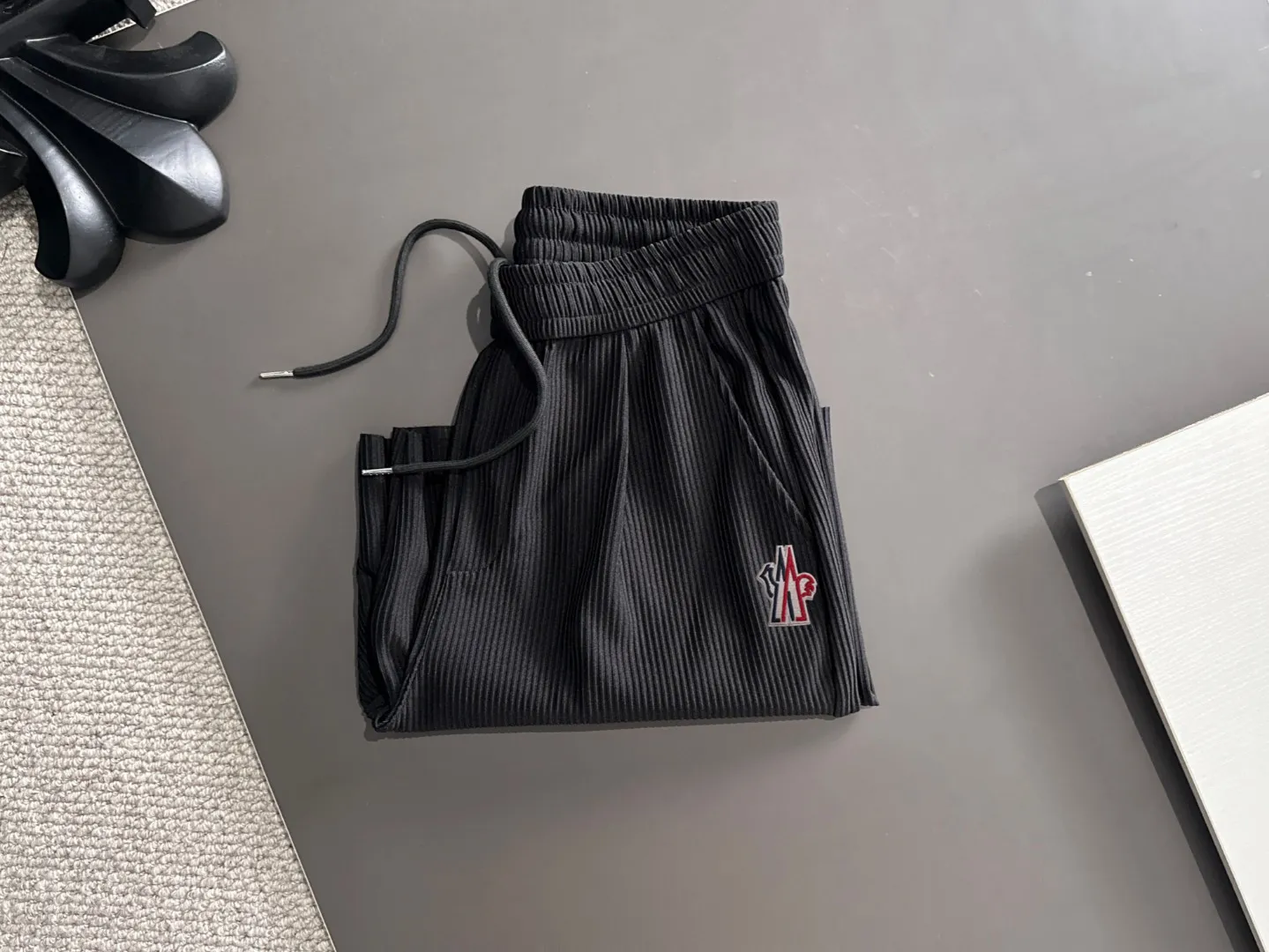 Next day shipping P460 MONCLER/Mongolian high quality 2025 spring and summer new casual heavy industry suit exclusively developed by yb! High quality production! Imported custom-made fabrics for foreign orders, with high breathability and comfort, impeccable details, brand element design concept, delicate and soft feel! It presents a casual cut and the upper body shape is great! On sale simultaneously on the official website! From a high-end men's positioning brand, the low-key luxury taste is irresistible! Exquisite workmanship and impeccable quality! The overall style is simple, fashionable and timeless, fully meeting the requirements of stylish and tasteful dressing! Size: M-XXXL