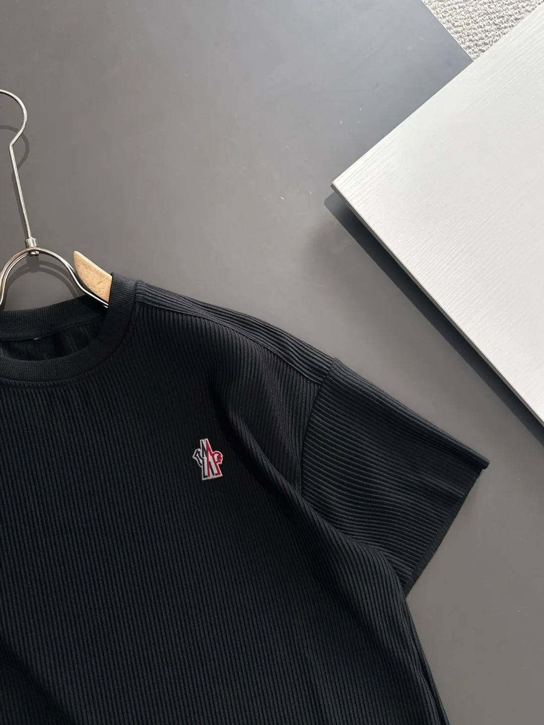 Next day shipping P460 MONCLER/Mongolian high quality 2025 spring and summer new casual heavy industry suit exclusively developed by yb! High quality production! Imported custom-made fabrics for foreign orders, with high breathability and comfort, impeccable details, brand element design concept, delicate and soft feel! It presents a casual cut and the upper body shape is great! On sale simultaneously on the official website! From a high-end men's positioning brand, the low-key luxury taste is irresistible! Exquisite workmanship and impeccable quality! The overall style is simple, fashionable and timeless, fully meeting the requirements of stylish and tasteful dressing! Size: M-XXXL