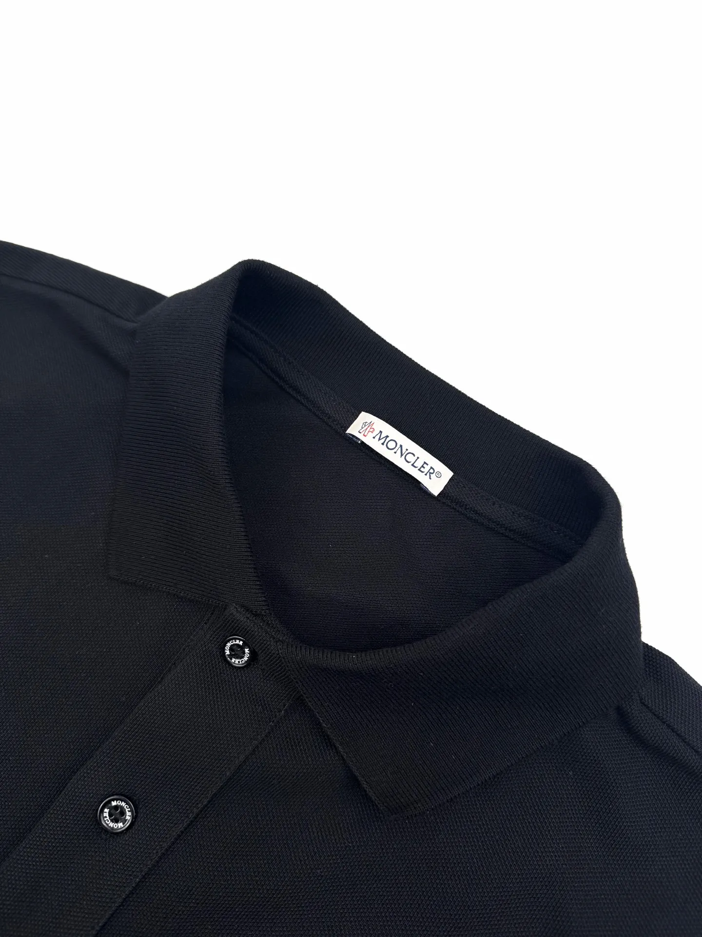 P270 Moncler terry embroidered Polo shirt. Customized piqué pure cotton sateen. It feels soft and waxy. It is light and smooth. It uses rich navy blue as the main color to show an elegant gentleman's style. The M letter on the chest is outlined with navy blue thread, giving the Polo shirt an instant relief-like spatial layer. It complements the badges on the sleeves and highlights the brand style. It adds vitality and detailed beauty. The Polo shirt interprets the design and wears a new style. Process 1: Use terry embroidery process. A traditional hand-made embroidery technology that uses needlework to embroider. It is completed by changing the hooking movement of a special machine head. The coils are connected one by one, thus bringing about a towel-like texture and effect. Process 2: The fabrics are washed and have a better hand feel. Not easy to deform, not easy to shrink, not easy to fade, and maintain long-term beauty. Accessories: Customized 1:1 Moncler embroidery logo Customized 1:1 Moncler buttons Customized 1:1 Moncler trademark Version: Loose version Size: S M L XL Style number: BB761
