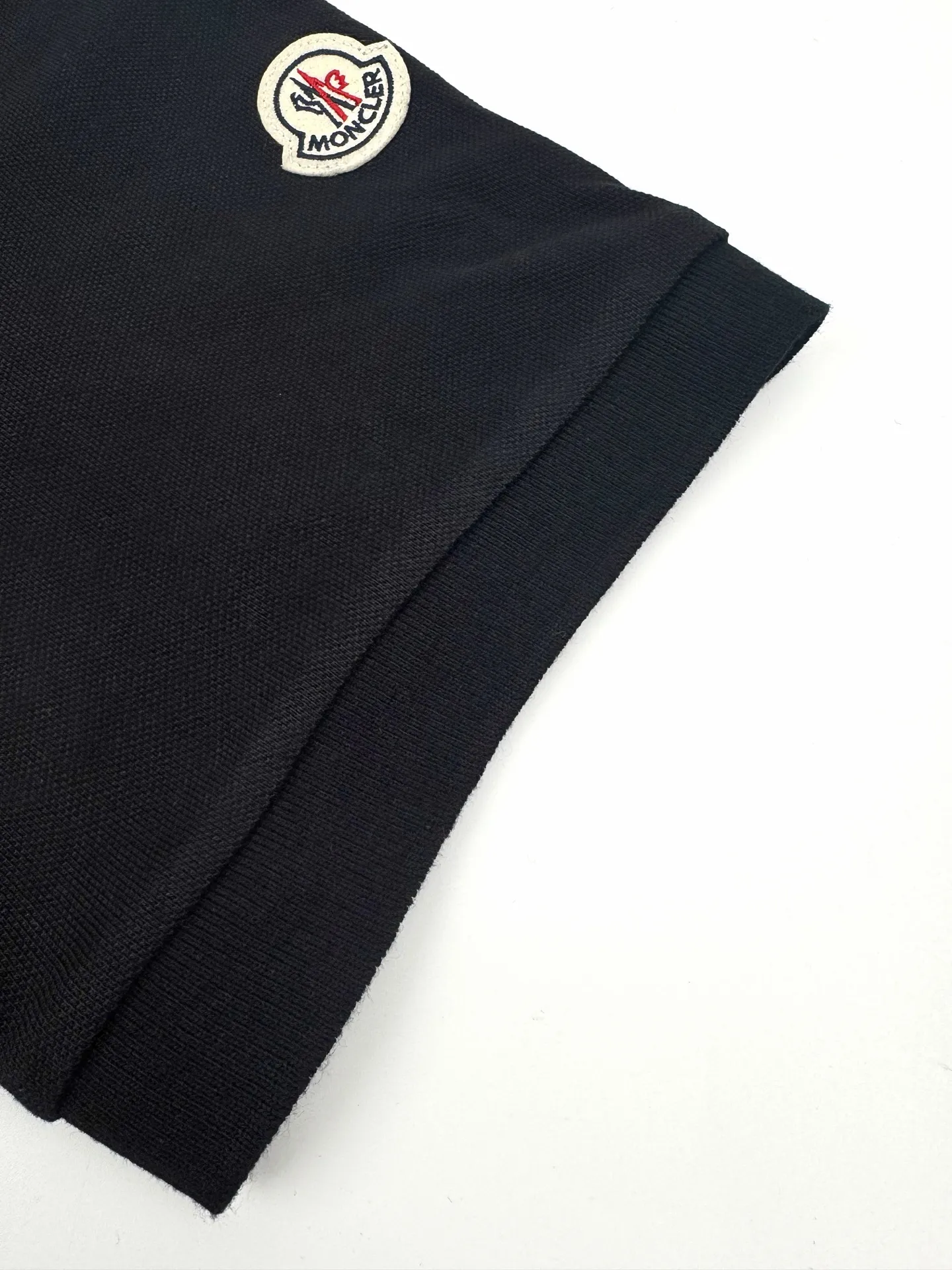 P270 Moncler terry embroidered Polo shirt. Customized piqué pure cotton sateen. It feels soft and waxy. It is light and smooth. It uses rich navy blue as the main color to show an elegant gentleman's style. The M letter on the chest is outlined with navy blue thread, giving the Polo shirt an instant relief-like spatial layer. It complements the badges on the sleeves and highlights the brand style. It adds vitality and detailed beauty. The Polo shirt interprets the design and wears a new style. Process 1: Use terry embroidery process. A traditional hand-made embroidery technology that uses needlework to embroider. It is completed by changing the hooking movement of a special machine head. The coils are connected one by one, thus bringing about a towel-like texture and effect. Process 2: The fabrics are washed and have a better hand feel. Not easy to deform, not easy to shrink, not easy to fade, and maintain long-term beauty. Accessories: Customized 1:1 Moncler embroidery logo Customized 1:1 Moncler buttons Customized 1:1 Moncler trademark Version: Loose version Size: S M L XL Style number: BB761