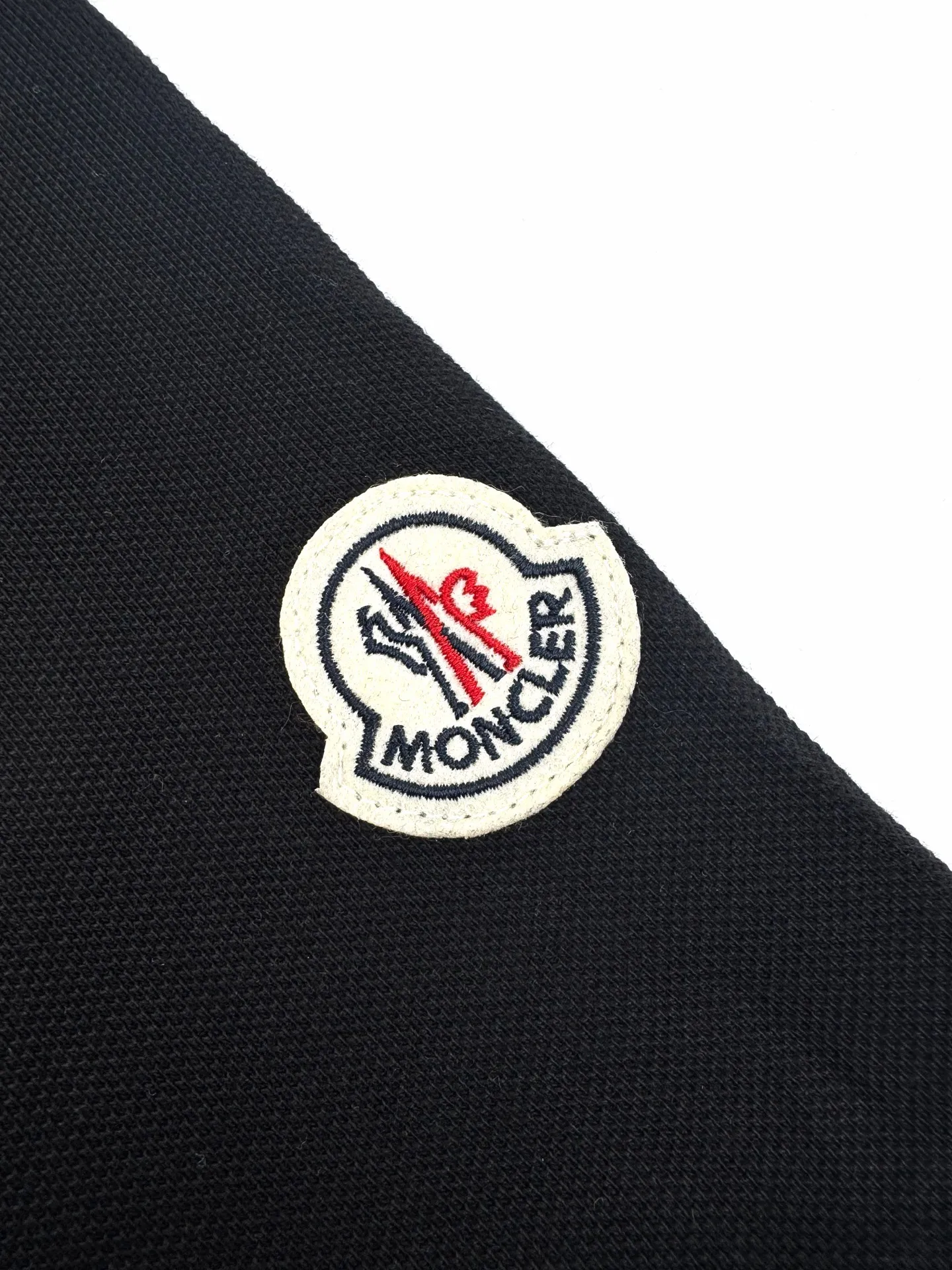 P270 Moncler terry embroidered Polo shirt. Customized piqué pure cotton sateen. It feels soft and waxy. It is light and smooth. It uses rich navy blue as the main color to show an elegant gentleman's style. The M letter on the chest is outlined with navy blue thread, giving the Polo shirt an instant relief-like spatial layer. It complements the badges on the sleeves and highlights the brand style. It adds vitality and detailed beauty. The Polo shirt interprets the design and wears a new style. Process 1: Use terry embroidery process. A traditional hand-made embroidery technology that uses needlework to embroider. It is completed by changing the hooking movement of a special machine head. The coils are connected one by one, thus bringing about a towel-like texture and effect. Process 2: The fabrics are washed and have a better hand feel. Not easy to deform, not easy to shrink, not easy to fade, and maintain long-term beauty. Accessories: Customized 1:1 Moncler embroidery logo Customized 1:1 Moncler buttons Customized 1:1 Moncler trademark Version: Loose version Size: S M L XL Style number: BB761