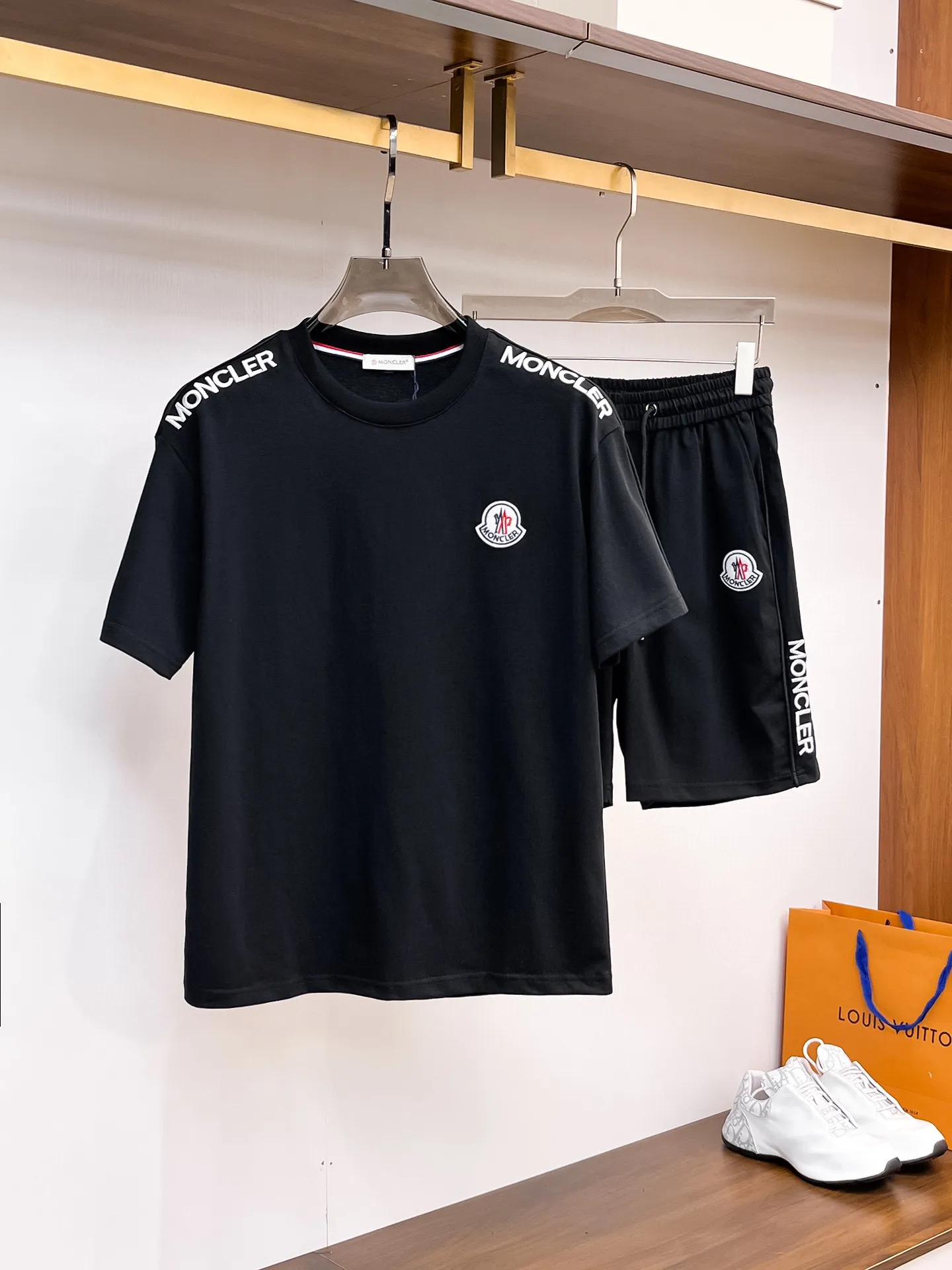 P560 Brand [MONCLER Mouth Covered] 2025 round neck short-sleeved shorts suit. The pure cotton fabric upper body will not be stuffy, the smooth and comfortable skin-friendly effect is more breathable, the fabric has its own texture, classic logo technology, a new interpretation from a unique angle, the first choice for fashion and versatility! Size: M-3XL (maximum wear: 190 pounds)