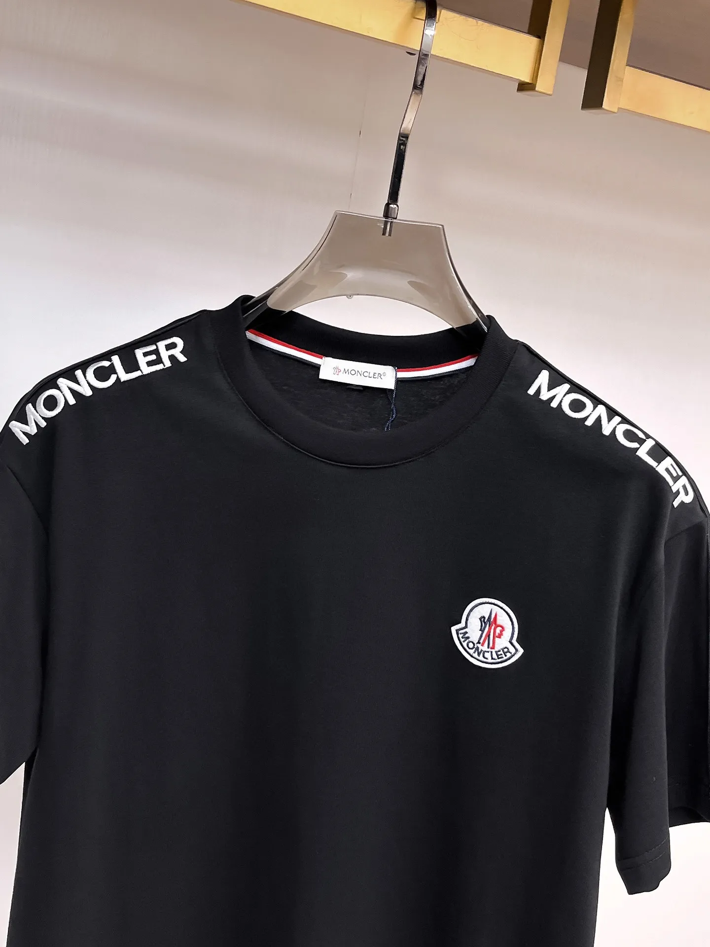 P560 Brand [MONCLER Mouth Covered] 2025 round neck short-sleeved shorts suit. The pure cotton fabric upper body will not be stuffy, the smooth and comfortable skin-friendly effect is more breathable, the fabric has its own texture, classic logo technology, a new interpretation from a unique angle, the first choice for fashion and versatility! Size: M-3XL (maximum wear: 190 pounds)