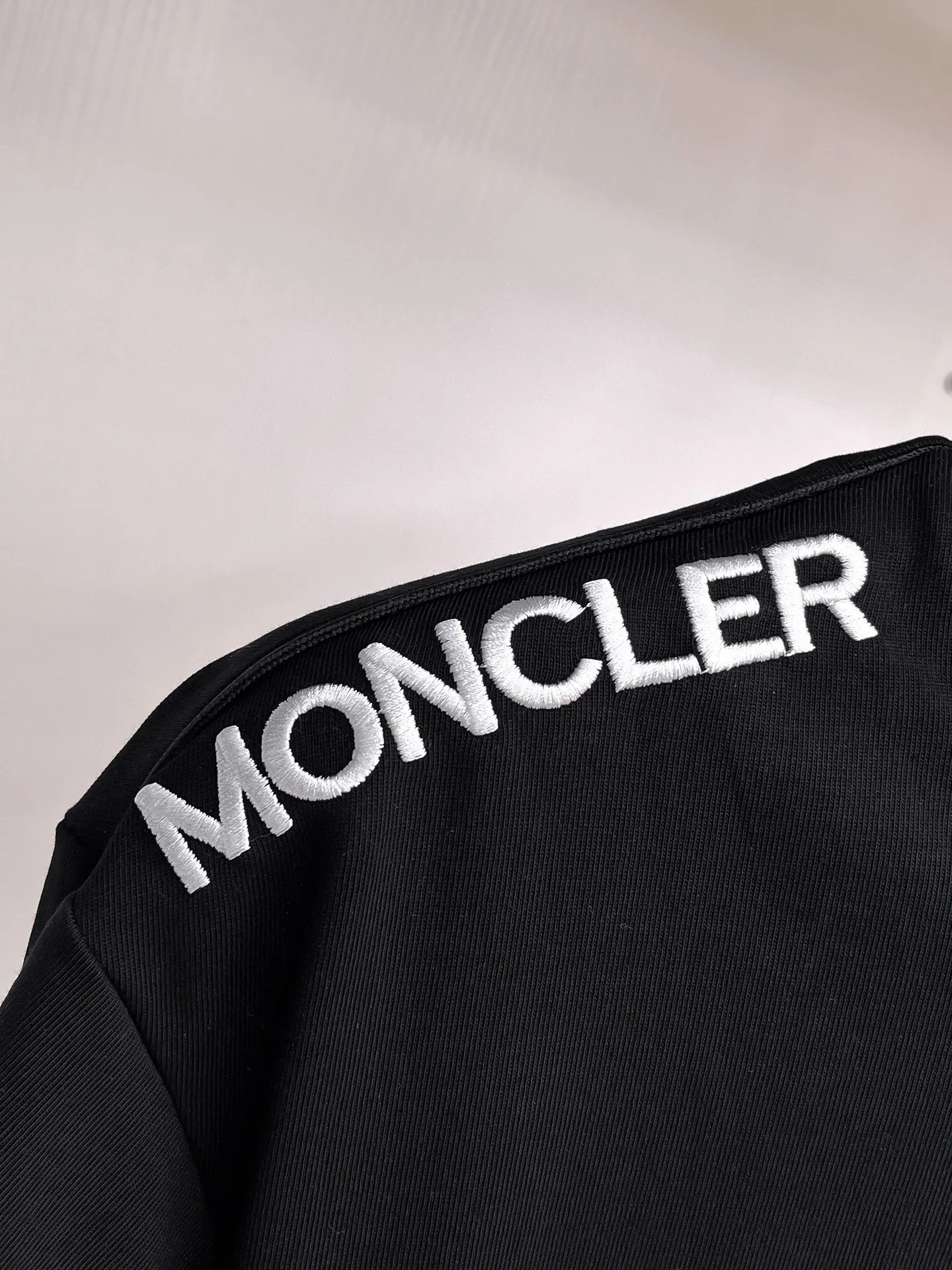 P560 Brand [MONCLER Mouth Covered] 2025 round neck short-sleeved shorts suit. The pure cotton fabric upper body will not be stuffy, the smooth and comfortable skin-friendly effect is more breathable, the fabric has its own texture, classic logo technology, a new interpretation from a unique angle, the first choice for fashion and versatility! Size: M-3XL (maximum wear: 190 pounds)
