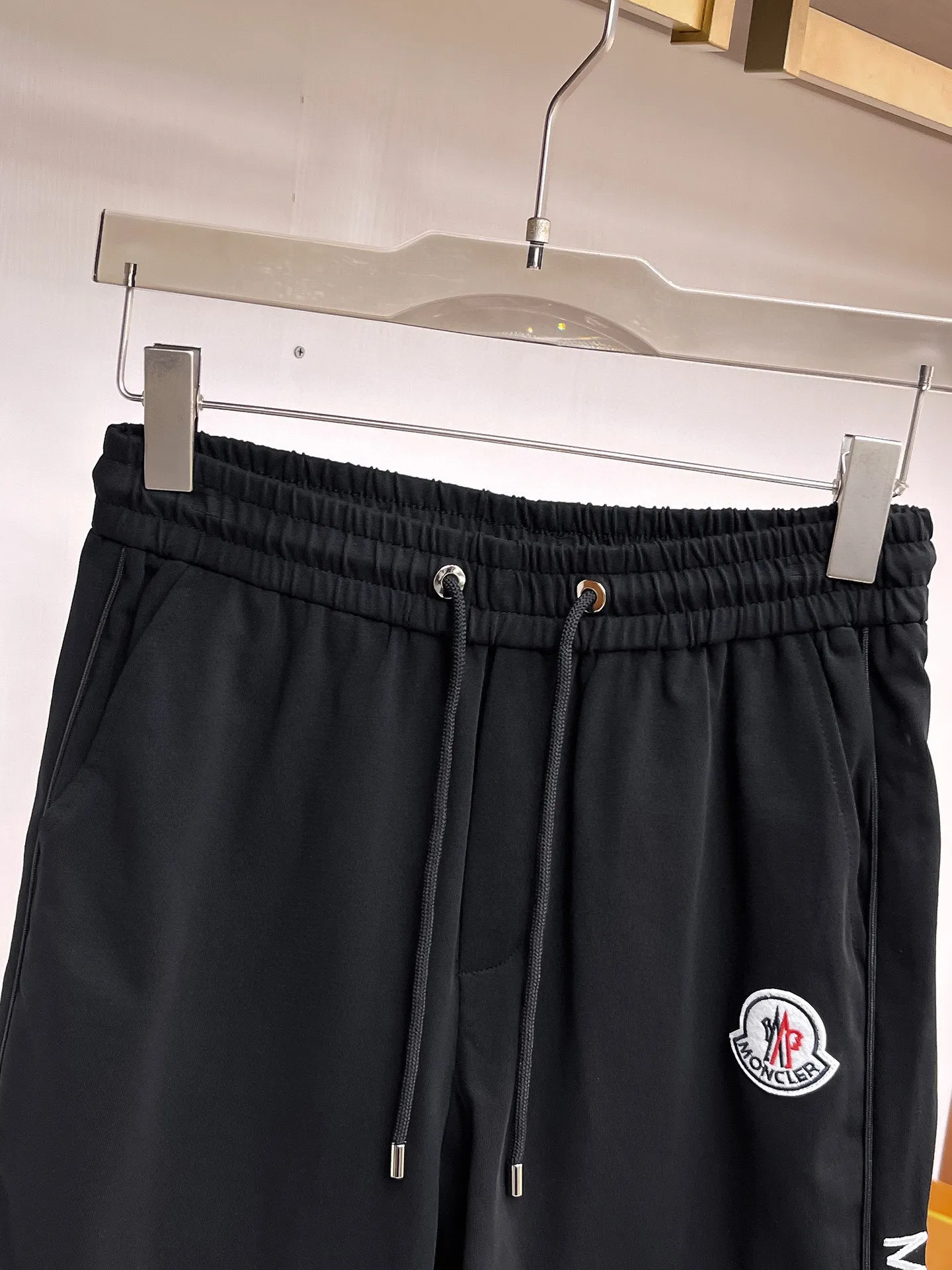 P560 Brand [MONCLER Mouth Covered] 2025 round neck short-sleeved shorts suit. The pure cotton fabric upper body will not be stuffy, the smooth and comfortable skin-friendly effect is more breathable, the fabric has its own texture, classic logo technology, a new interpretation from a unique angle, the first choice for fashion and versatility! Size: M-3XL (maximum wear: 190 pounds)