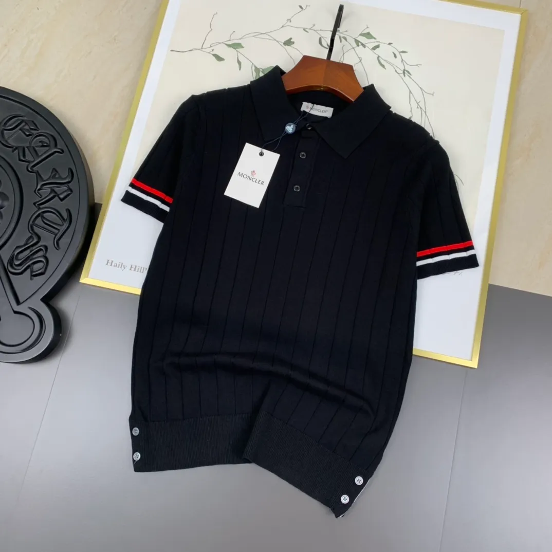 P200.00 Moncler Mouth Covered 2024ss new spring and summer knitted stretch lapel T-shirt, men's fashionable solid color, classic four stripes, ultra-light and breathable knitted short-sleeved Polo shirt! If you want to look younger and more energetic in summer, you must have a polo shirt. It is a classic and versatile basic shirt that can be worn every time. It is a must-have and versatile item for men in summer. Whether you are doing business or leisure travel, it can switch between various styles for you, regardless of the occasion or body shape! , very cool and comfortable to wear in summer. The fabric feels smooth and comfortable, light and breathable, the upper body is cool and pleasant, and you will not feel stuffy at all. It is extremely skin-friendly, and the workmanship and wiring details are exquisite to the extreme. It is the first choice for high-end men! 48-56