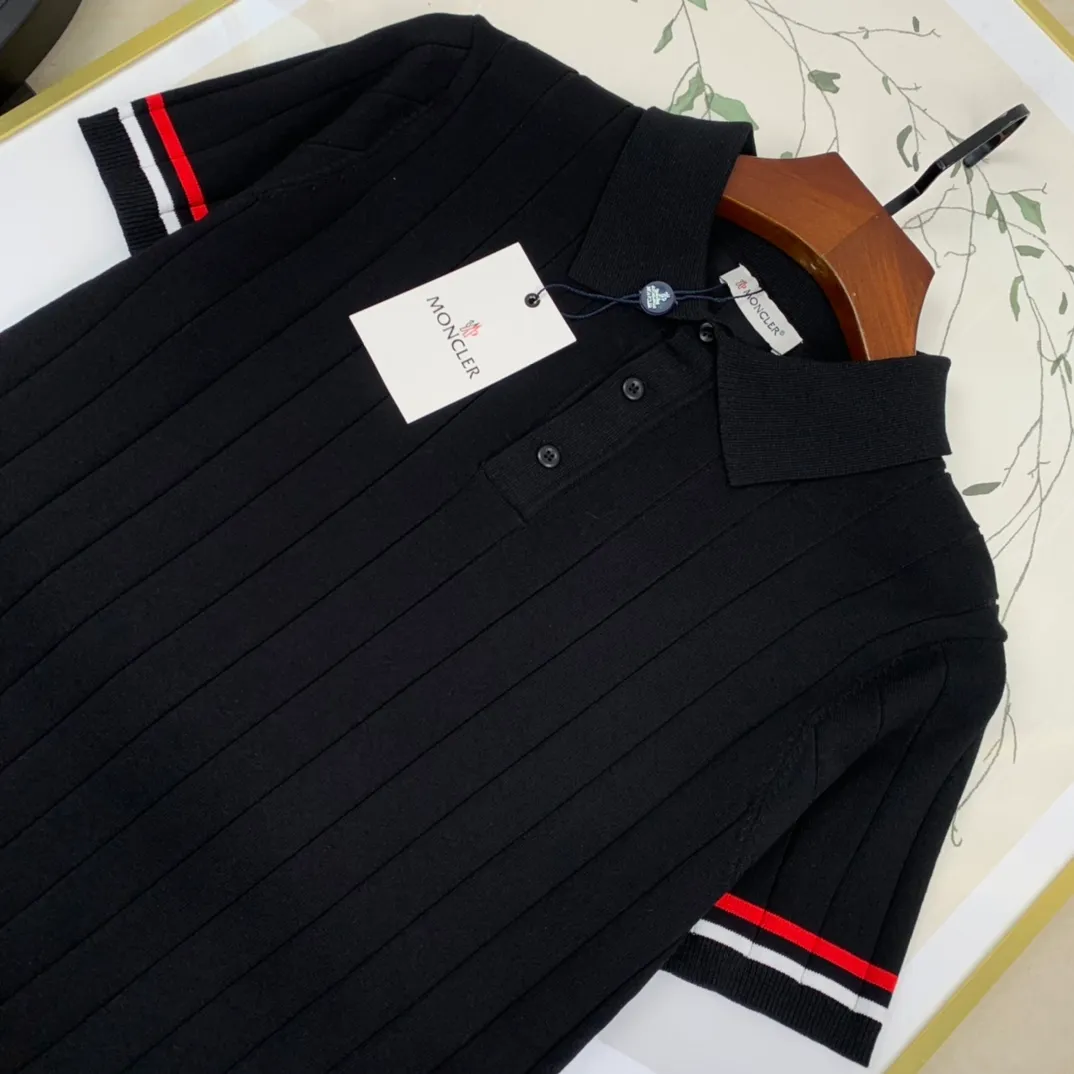 P200.00 Moncler Mouth Covered 2024ss new spring and summer knitted stretch lapel T-shirt, men's fashionable solid color, classic four stripes, ultra-light and breathable knitted short-sleeved Polo shirt! If you want to look younger and more energetic in summer, you must have a polo shirt. It is a classic and versatile basic shirt that can be worn every time. It is a must-have and versatile item for men in summer. Whether you are doing business or leisure travel, it can switch between various styles for you, regardless of the occasion or body shape! , very cool and comfortable to wear in summer. The fabric feels smooth and comfortable, light and breathable, the upper body is cool and pleasant, and you will not feel stuffy at all. It is extremely skin-friendly, and the workmanship and wiring details are exquisite to the extreme. It is the first choice for high-end men! 48-56