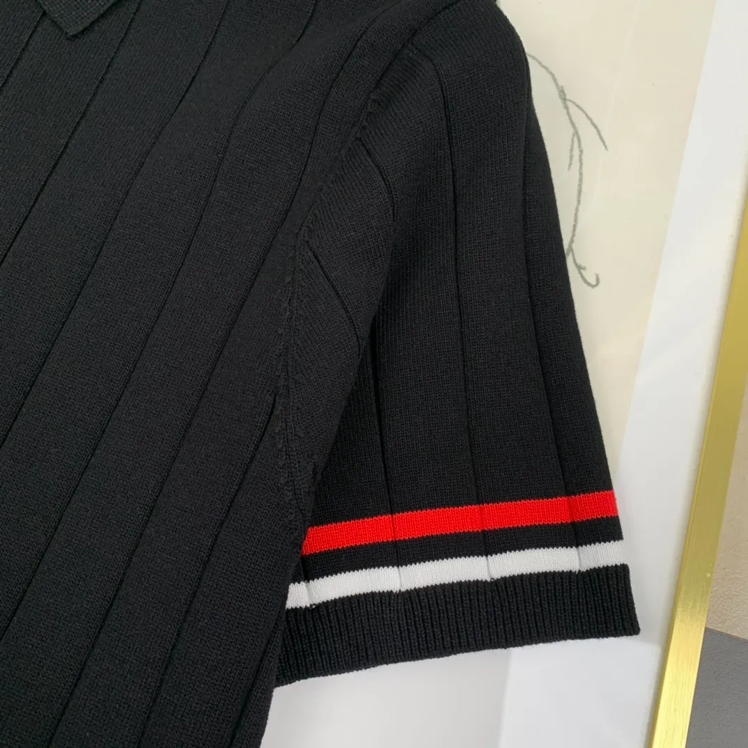 P200.00 Moncler Mouth Covered 2024ss new spring and summer knitted stretch lapel T-shirt, men's fashionable solid color, classic four stripes, ultra-light and breathable knitted short-sleeved Polo shirt! If you want to look younger and more energetic in summer, you must have a polo shirt. It is a classic and versatile basic shirt that can be worn every time. It is a must-have and versatile item for men in summer. Whether you are doing business or leisure travel, it can switch between various styles for you, regardless of the occasion or body shape! , very cool and comfortable to wear in summer. The fabric feels smooth and comfortable, light and breathable, the upper body is cool and pleasant, and you will not feel stuffy at all. It is extremely skin-friendly, and the workmanship and wiring details are exquisite to the extreme. It is the first choice for high-end men! 48-56