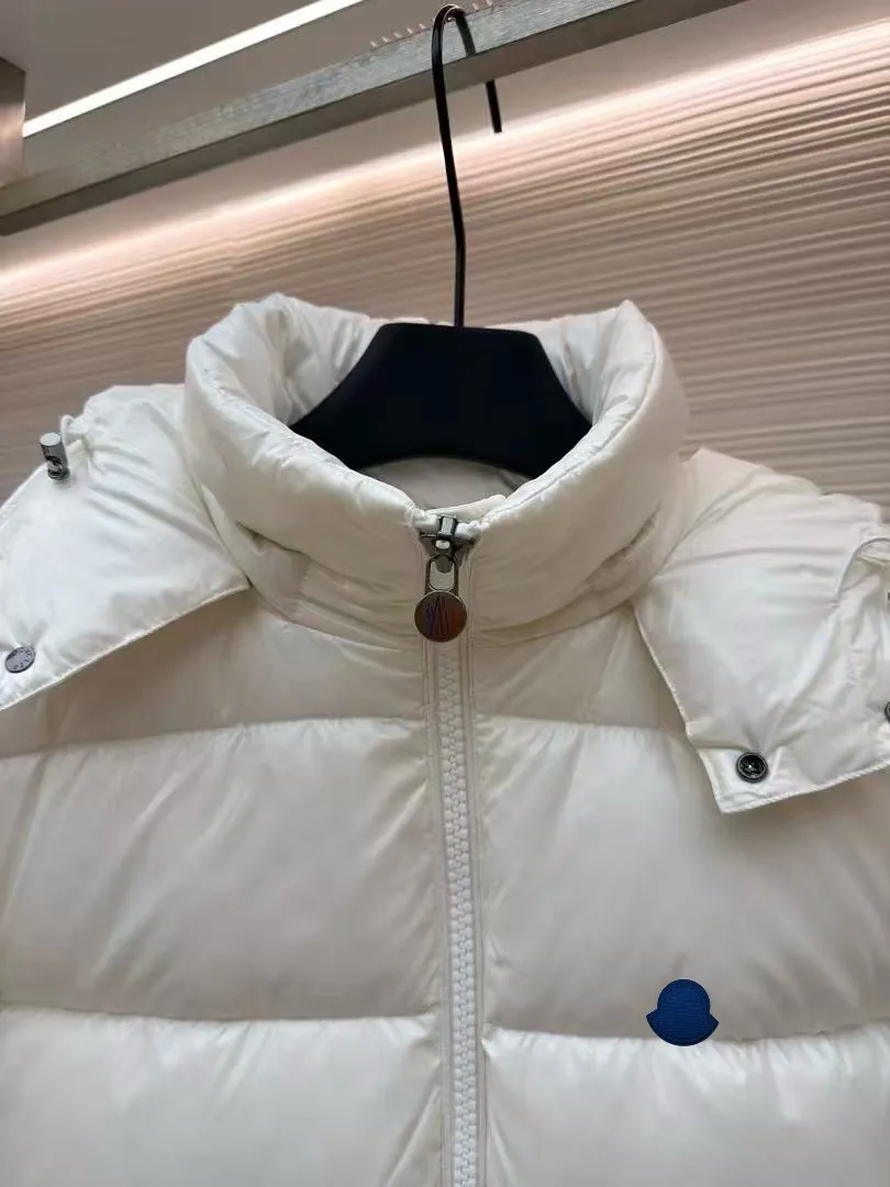 P720 MONCLER Meng Mouth Maya Down Jacket: Color/off-white, black Size: M. L. Zipper pendant with custom logo Fabric: 400D bright nylon, anti-fouling, anti-wrinkle, waterproof and windproof, very wear-resistant, breathable and comfortable.           Embroidery: Straight lines, smooth curves, dense and neat stitches, no jagged edges, flat embroidery surface, no skewed threads, consistent stitch length, no bottom exposed, no overlap, smooth embroidery surface, no ink marks and other stains. Advanced imported embroidery machines are used to ensure embroidery quality.