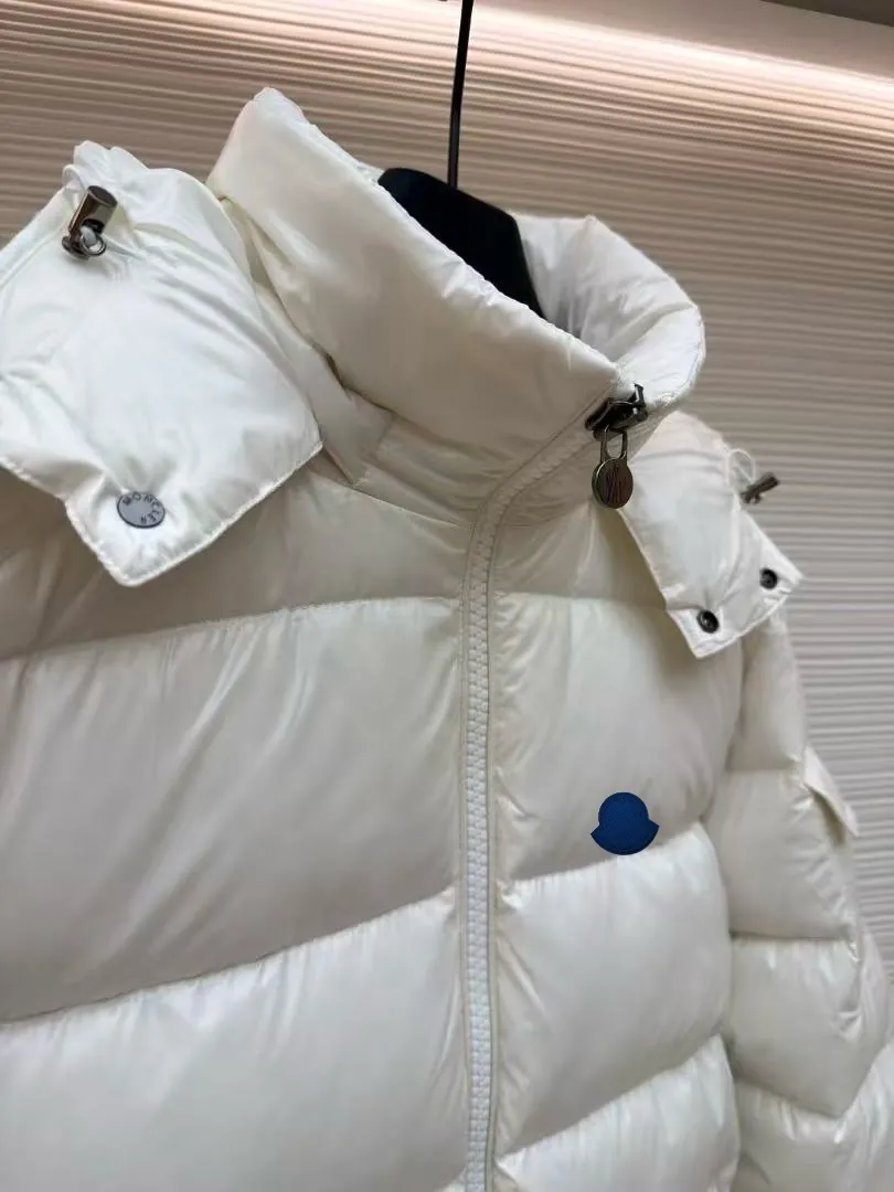 P720 MONCLER Meng Mouth Maya Down Jacket: Color/off-white, black Size: M. L. Zipper pendant with custom logo Fabric: 400D bright nylon, anti-fouling, anti-wrinkle, waterproof and windproof, very wear-resistant, breathable and comfortable.           Embroidery: Straight lines, smooth curves, dense and neat stitches, no jagged edges, flat embroidery surface, no skewed threads, consistent stitch length, no bottom exposed, no overlap, smooth embroidery surface, no ink marks and other stains. Advanced imported embroidery machines are used to ensure embroidery quality.