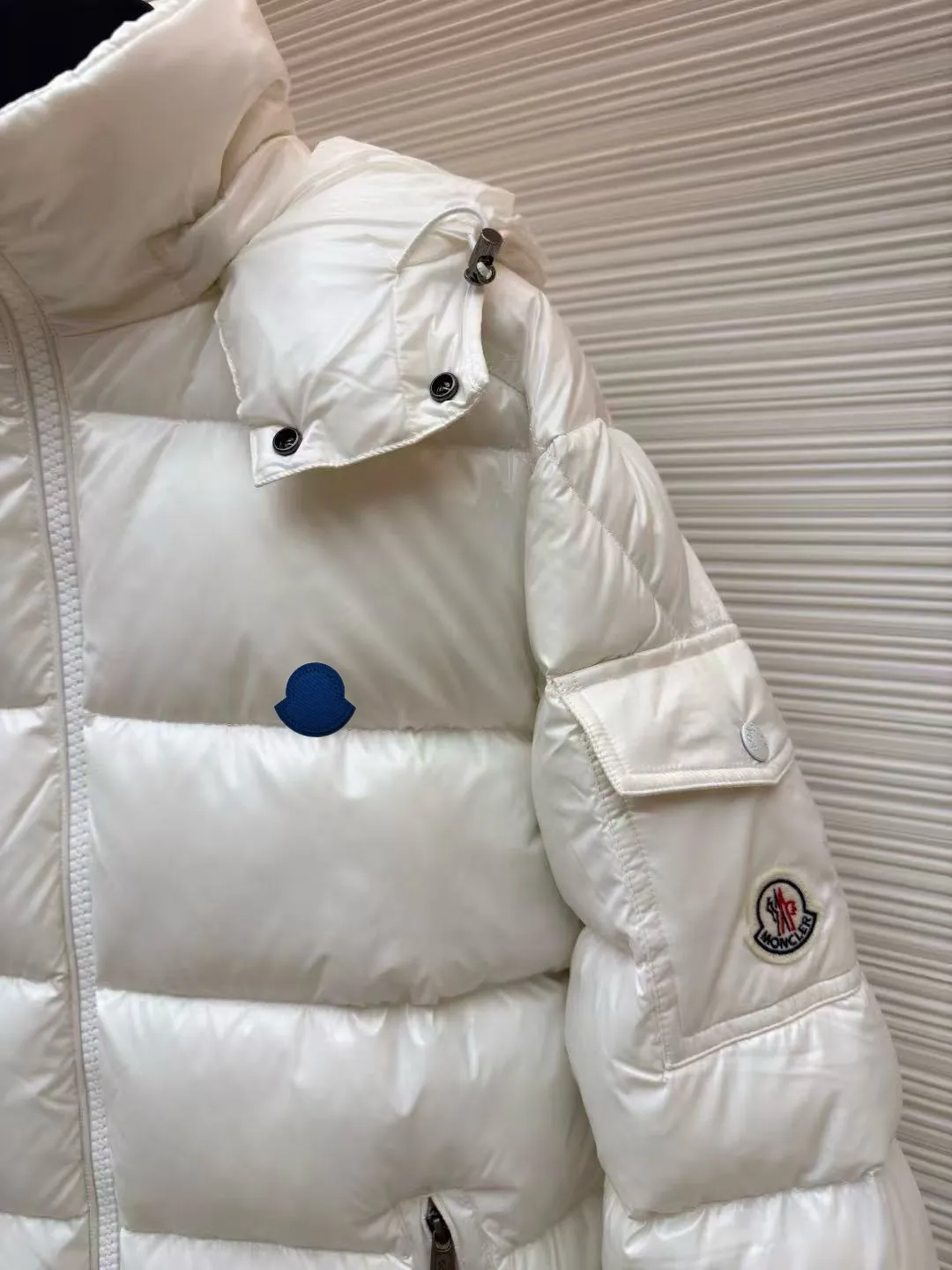 P720 MONCLER Meng Mouth Maya Down Jacket: Color/off-white, black Size: M. L. Zipper pendant with custom logo Fabric: 400D bright nylon, anti-fouling, anti-wrinkle, waterproof and windproof, very wear-resistant, breathable and comfortable.           Embroidery: Straight lines, smooth curves, dense and neat stitches, no jagged edges, flat embroidery surface, no skewed threads, consistent stitch length, no bottom exposed, no overlap, smooth embroidery surface, no ink marks and other stains. Advanced imported embroidery machines are used to ensure embroidery quality.
