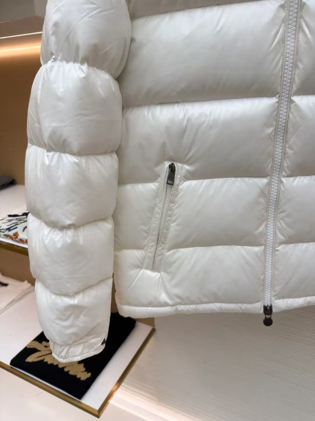 P720 MONCLER Meng Mouth Maya Down Jacket: Color/off-white, black Size: M. L. Zipper pendant with custom logo Fabric: 400D bright nylon, anti-fouling, anti-wrinkle, waterproof and windproof, very wear-resistant, breathable and comfortable.           Embroidery: Straight lines, smooth curves, dense and neat stitches, no jagged edges, flat embroidery surface, no skewed threads, consistent stitch length, no bottom exposed, no overlap, smooth embroidery surface, no ink marks and other stains. Advanced imported embroidery machines are used to ensure embroidery quality.