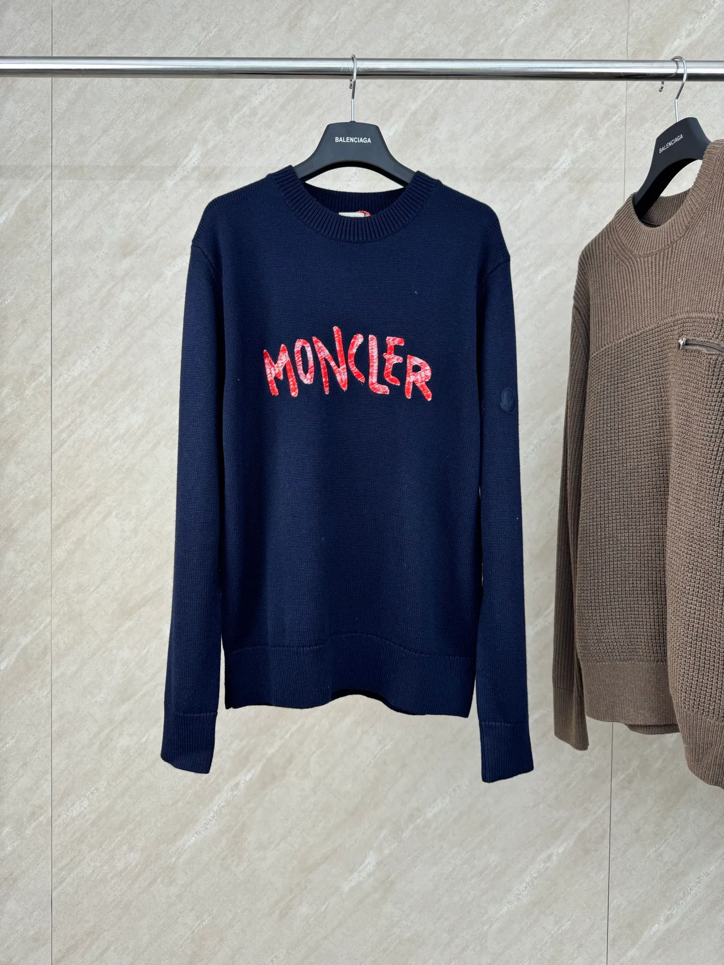 P430 Moncler SS25 letter embroidered logo round neck knitted pullover sweater Size: S/M/L/XL Fabric made of 30% wool blend Custom dyed same-color yarn Embroidery using Behringer 1000-needle embroidery process Customized original consistent hardware accessories