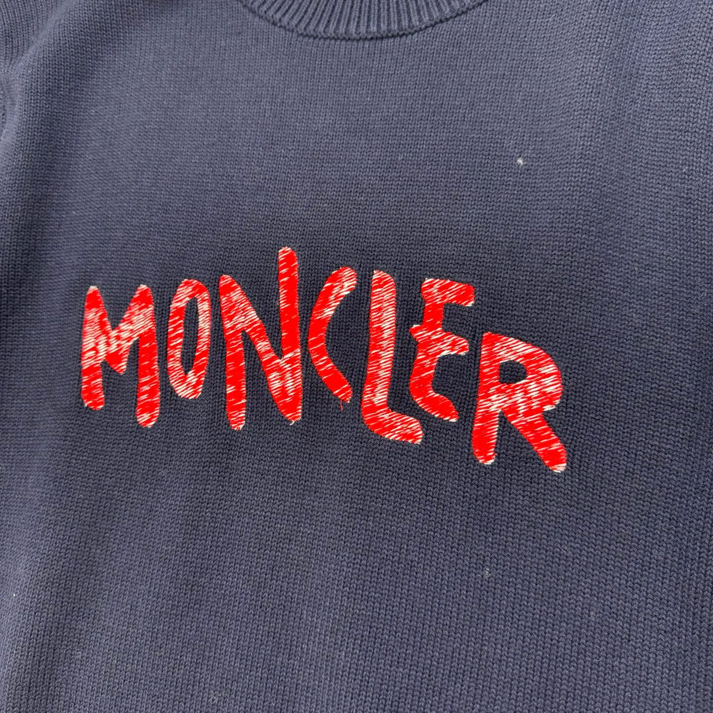 P430 Moncler SS25 letter embroidered logo round neck knitted pullover sweater Size: S/M/L/XL Fabric made of 30% wool blend Custom dyed same-color yarn Embroidery using Behringer 1000-needle embroidery process Customized original consistent hardware accessories