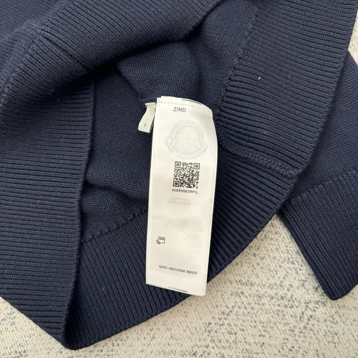 P430 Moncler SS25 letter embroidered logo round neck knitted pullover sweater Size: S/M/L/XL Fabric made of 30% wool blend Custom dyed same-color yarn Embroidery using Behringer 1000-needle embroidery process Customized original consistent hardware accessories