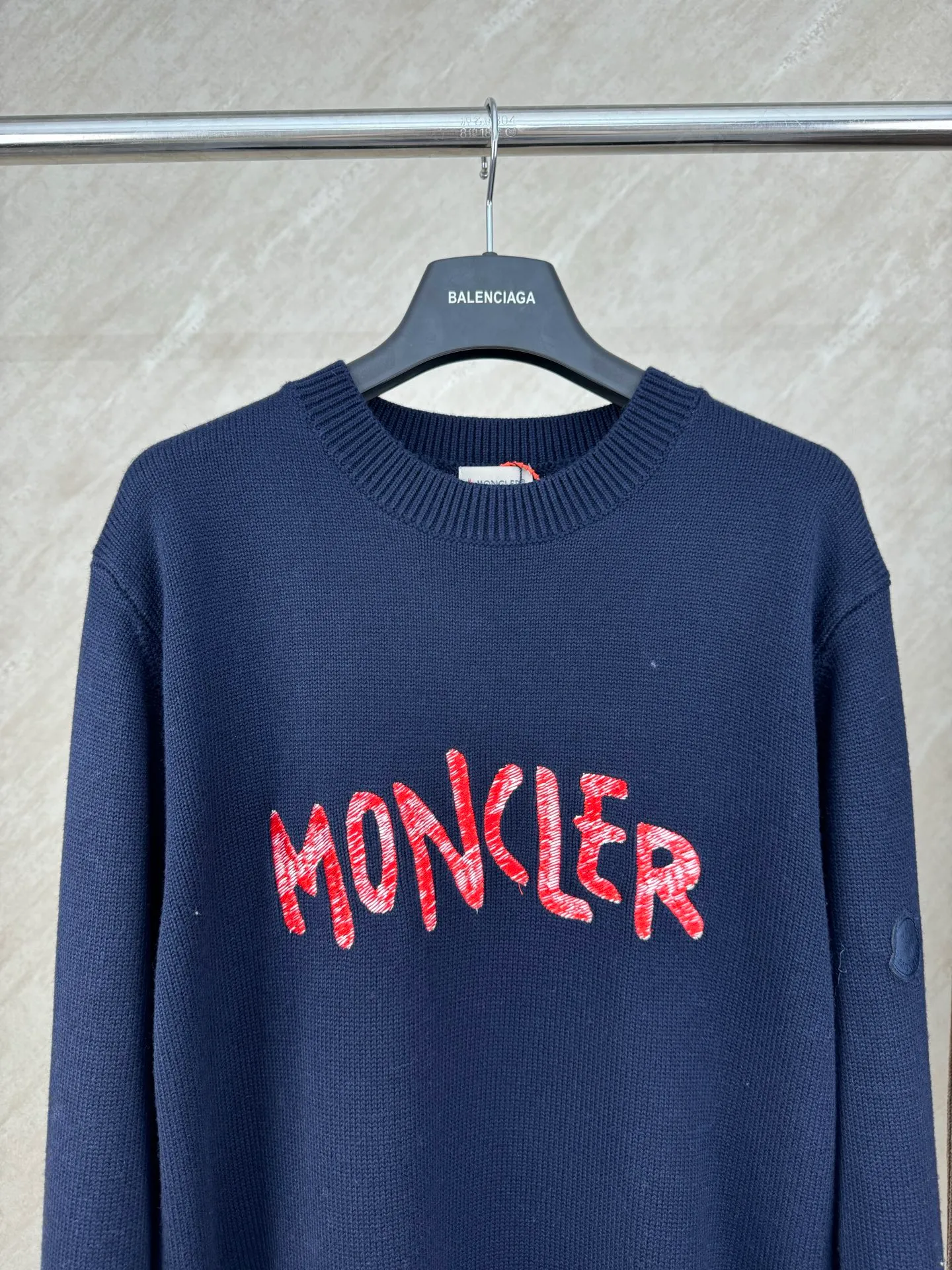 P430 Moncler SS25 letter embroidered logo round neck knitted pullover sweater Size: S/M/L/XL Fabric made of 30% wool blend Custom dyed same-color yarn Embroidery using Behringer 1000-needle embroidery process Customized original consistent hardware accessories