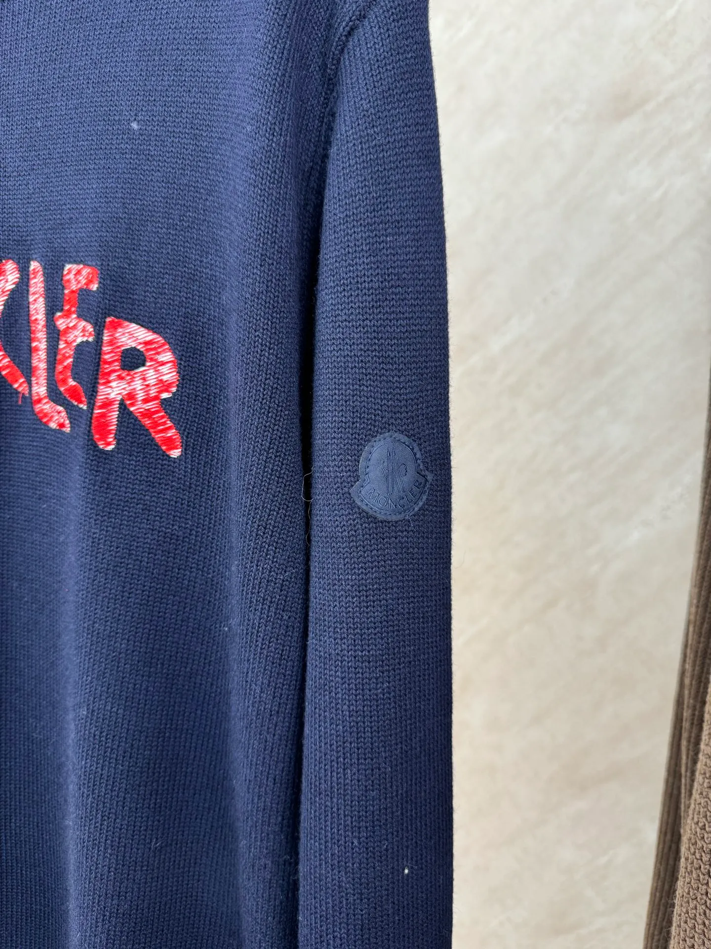 P430 Moncler SS25 letter embroidered logo round neck knitted pullover sweater Size: S/M/L/XL Fabric made of 30% wool blend Custom dyed same-color yarn Embroidery using Behringer 1000-needle embroidery process Customized original consistent hardware accessories