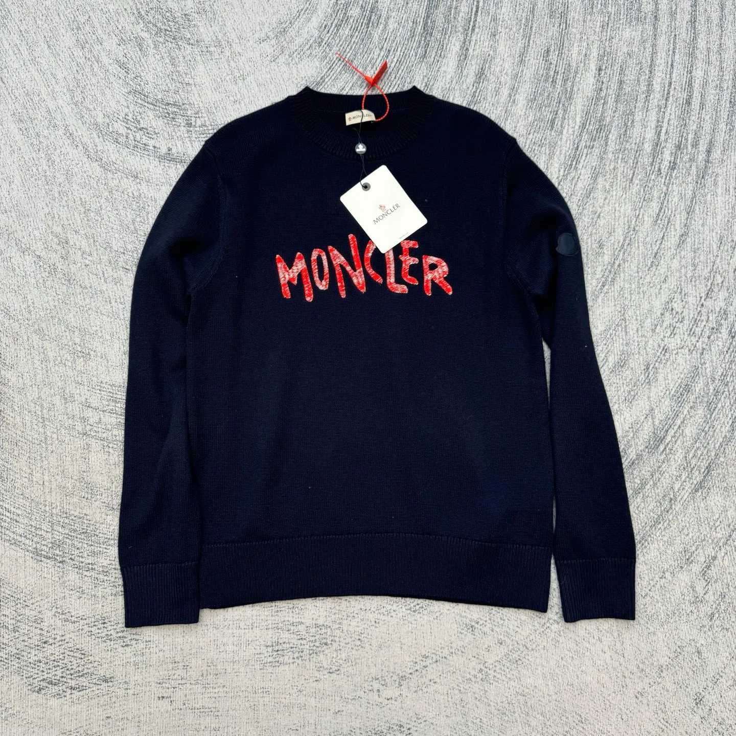 P430 Moncler SS25 letter embroidered logo round neck knitted pullover sweater Size: S/M/L/XL Fabric made of 30% wool blend Custom dyed same-color yarn Embroidery using Behringer 1000-needle embroidery process Customized original consistent hardware accessories