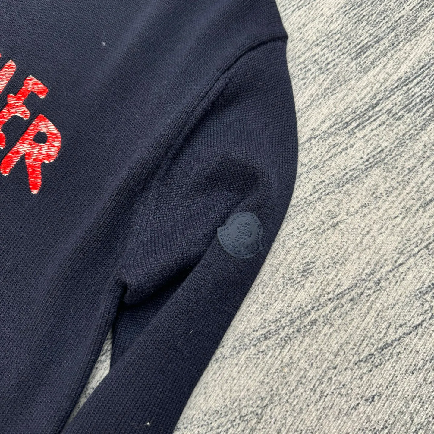 P430 Moncler SS25 letter embroidered logo round neck knitted pullover sweater Size: S/M/L/XL Fabric made of 30% wool blend Custom dyed same-color yarn Embroidery using Behringer 1000-needle embroidery process Customized original consistent hardware accessories