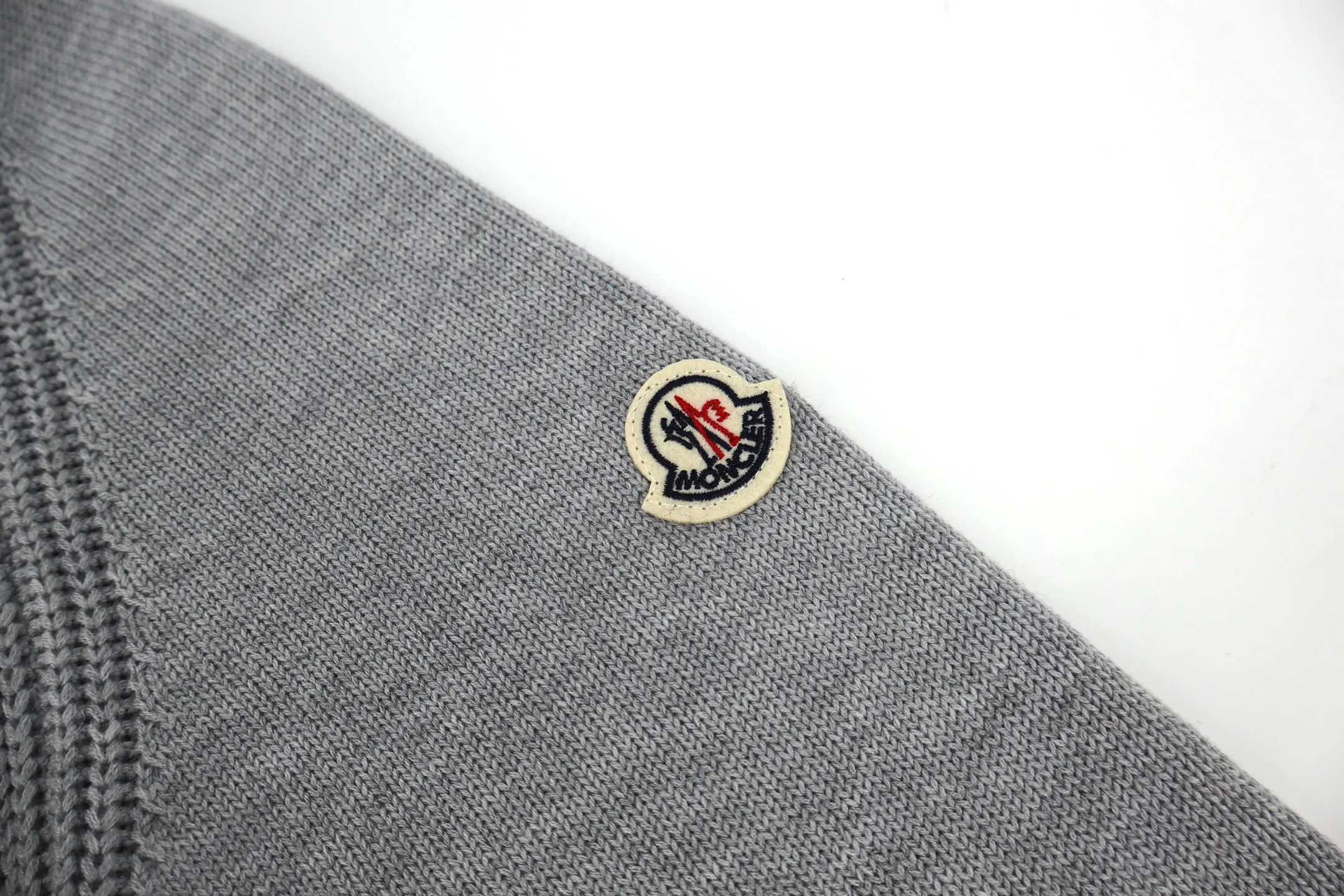 P470 Moncler logo turtleneck long-sleeved sweater (grey) The original version was purchased and developed in 4264 and weighs about 800 grams. This sweater adopts high-neck knitting technology, and the neck texture is tight and elastic, which is both warm and stylish. In terms of detailed craftsmanship, hollow knitting splicing technology is used on the shoulders, with fine texture and distinct layers, which enhances the design sense of the body; the contrasting rib technology on the cuffs and hem forms a soft contrast with the main color, improving the overall sophistication; the brand logo on the left arm uses three-dimensional embroidery technology, with precise stitching, highlighting the brand recognition. Made of high-quality knitted fabrics and made with fine weaving technology, it is skin-friendly, comfortable and has a crisp silhouette. From the warm design of the collar to the details of the embroidery, every craftsmanship reflects the brand's dual pursuit of quality and fashion. It is an autumn and winter item that combines practicality and design. Purchase the original version for development, order the color and dye it, and feel free to compare it with any version on the market. Size:S-M-L