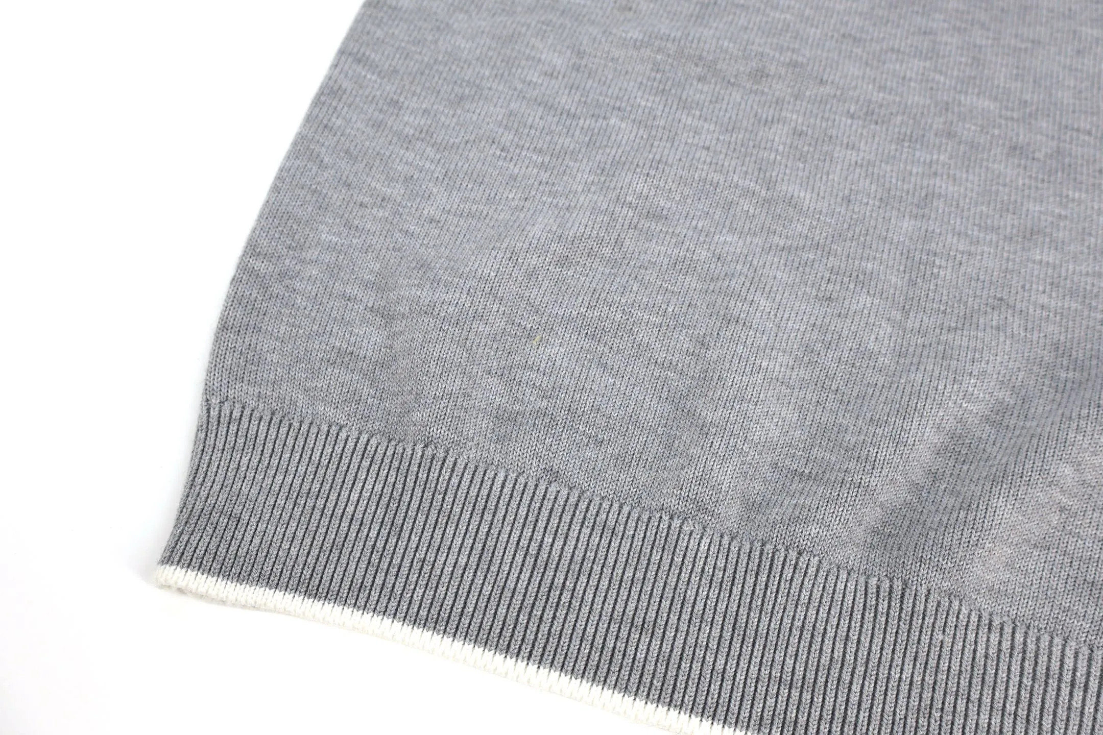 P470 Moncler logo turtleneck long-sleeved sweater (grey) The original version was purchased and developed in 4264 and weighs about 800 grams. This sweater adopts high-neck knitting technology, and the neck texture is tight and elastic, which is both warm and stylish. In terms of detailed craftsmanship, hollow knitting splicing technology is used on the shoulders, with fine texture and distinct layers, which enhances the design sense of the body; the contrasting rib technology on the cuffs and hem forms a soft contrast with the main color, improving the overall sophistication; the brand logo on the left arm uses three-dimensional embroidery technology, with precise stitching, highlighting the brand recognition. Made of high-quality knitted fabrics and made with fine weaving technology, it is skin-friendly, comfortable and has a crisp silhouette. From the warm design of the collar to the details of the embroidery, every craftsmanship reflects the brand's dual pursuit of quality and fashion. It is an autumn and winter item that combines practicality and design. Purchase the original version for development, order the color and dye it, and feel free to compare it with any version on the market. Size:S-M-L