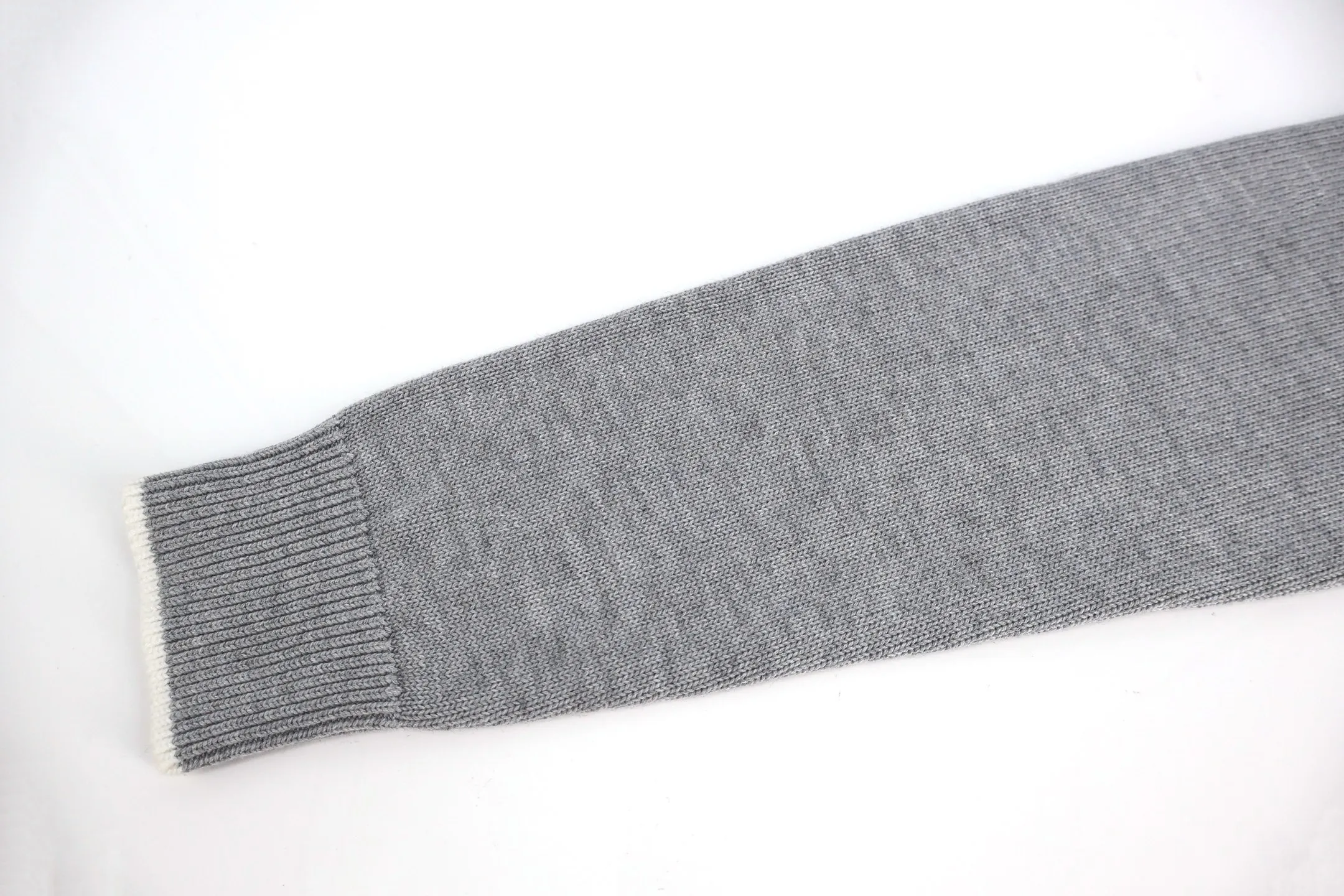 P470 Moncler logo turtleneck long-sleeved sweater (grey) The original version was purchased and developed in 4264 and weighs about 800 grams. This sweater adopts high-neck knitting technology, and the neck texture is tight and elastic, which is both warm and stylish. In terms of detailed craftsmanship, hollow knitting splicing technology is used on the shoulders, with fine texture and distinct layers, which enhances the design sense of the body; the contrasting rib technology on the cuffs and hem forms a soft contrast with the main color, improving the overall sophistication; the brand logo on the left arm uses three-dimensional embroidery technology, with precise stitching, highlighting the brand recognition. Made of high-quality knitted fabrics and made with fine weaving technology, it is skin-friendly, comfortable and has a crisp silhouette. From the warm design of the collar to the details of the embroidery, every craftsmanship reflects the brand's dual pursuit of quality and fashion. It is an autumn and winter item that combines practicality and design. Purchase the original version for development, order the color and dye it, and feel free to compare it with any version on the market. Size:S-M-L