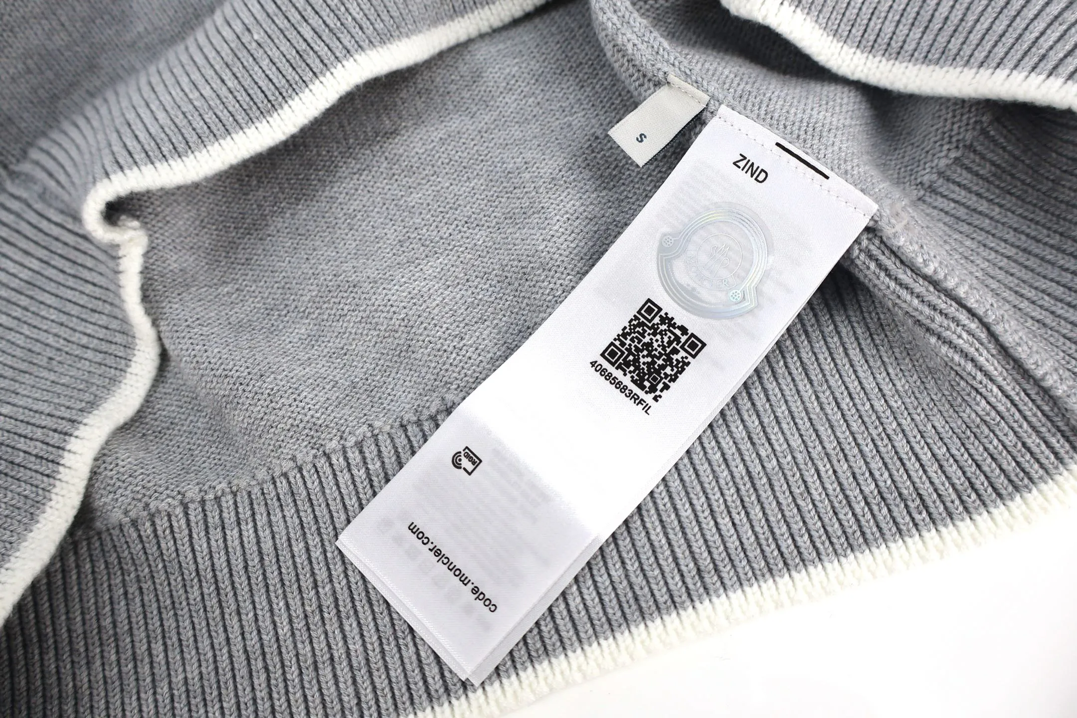 P470 Moncler logo turtleneck long-sleeved sweater (grey) The original version was purchased and developed in 4264 and weighs about 800 grams. This sweater adopts high-neck knitting technology, and the neck texture is tight and elastic, which is both warm and stylish. In terms of detailed craftsmanship, hollow knitting splicing technology is used on the shoulders, with fine texture and distinct layers, which enhances the design sense of the body; the contrasting rib technology on the cuffs and hem forms a soft contrast with the main color, improving the overall sophistication; the brand logo on the left arm uses three-dimensional embroidery technology, with precise stitching, highlighting the brand recognition. Made of high-quality knitted fabrics and made with fine weaving technology, it is skin-friendly, comfortable and has a crisp silhouette. From the warm design of the collar to the details of the embroidery, every craftsmanship reflects the brand's dual pursuit of quality and fashion. It is an autumn and winter item that combines practicality and design. Purchase the original version for development, order the color and dye it, and feel free to compare it with any version on the market. Size:S-M-L