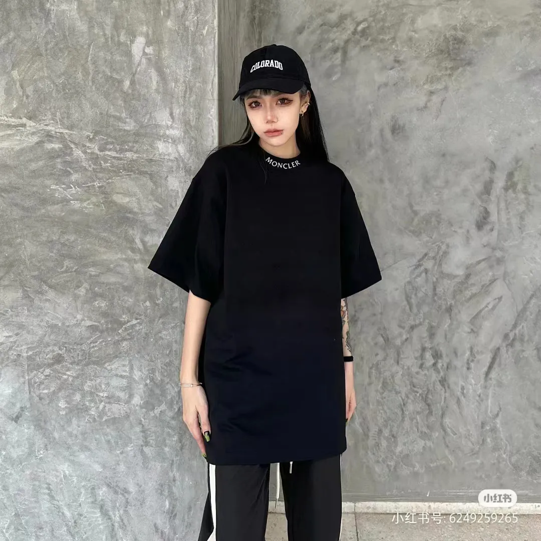 P140 🔥[MONCLER] 2025FW short-sleeved T-shirt, badge + LOGO thick plate, high-end 26s double yarn 300g fabric, heavy fabric, custom stretcher rib, same cylinder and dye, complete three standards, same style for men and women, color: black, white, size: S M L XL 2XL