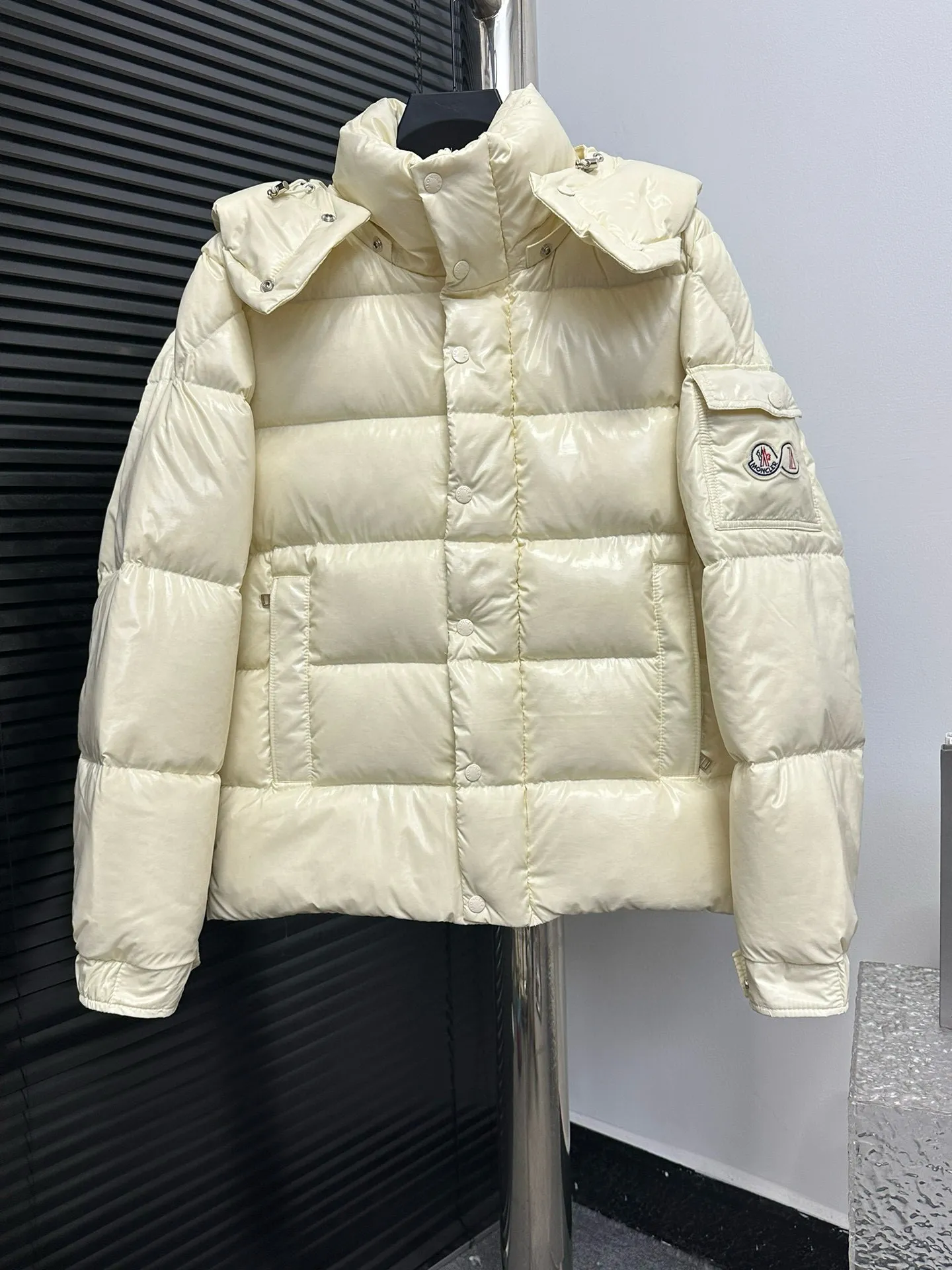 P720 [𝗠𝗼𝗻𝗰𝗲𝗿] Meng Mouth 23FW Meng Mouth Maya Maya 70th Anniversary Limited Down Jacket, same style for men and women! Moncler Maya's classic shiny small label down jacket, the pockets on the cuffs are perfectly combined with the 70-week wool felt small label, and the hood is detachable. The fabric is customized and is consistent with the original. The lacquered shiny fabric is the same as the original. The windproof and waterproof are the same as the original. Customized original accessories, complete with three labels, molded custom logo buttons. Color: Beige Size: 1 2 3 4 5