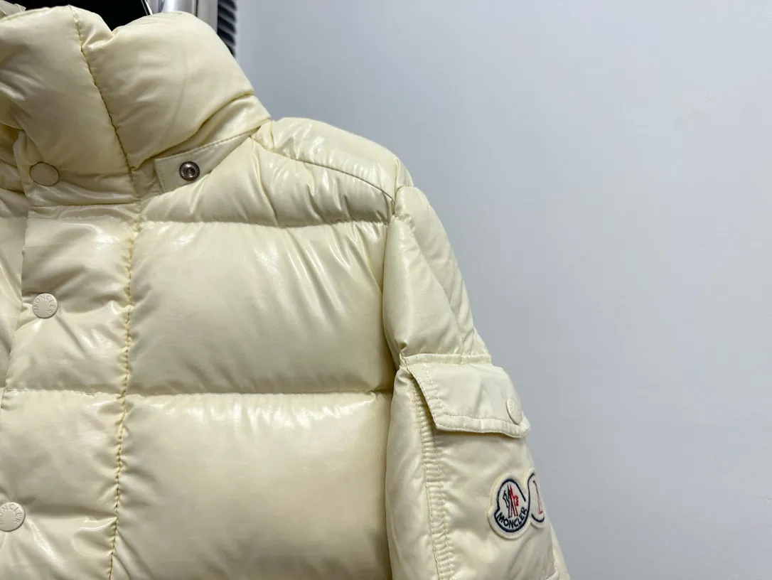 P720 [𝗠𝗼𝗻𝗰𝗲𝗿] Meng Mouth 23FW Meng Mouth Maya Maya 70th Anniversary Limited Down Jacket, same style for men and women! Moncler Maya's classic shiny small label down jacket, the pockets on the cuffs are perfectly combined with the 70-week wool felt small label, and the hood is detachable. The fabric is customized and is consistent with the original. The lacquered shiny fabric is the same as the original. The windproof and waterproof are the same as the original. Customized original accessories, complete with three labels, molded custom logo buttons. Color: Beige Size: 1 2 3 4 5