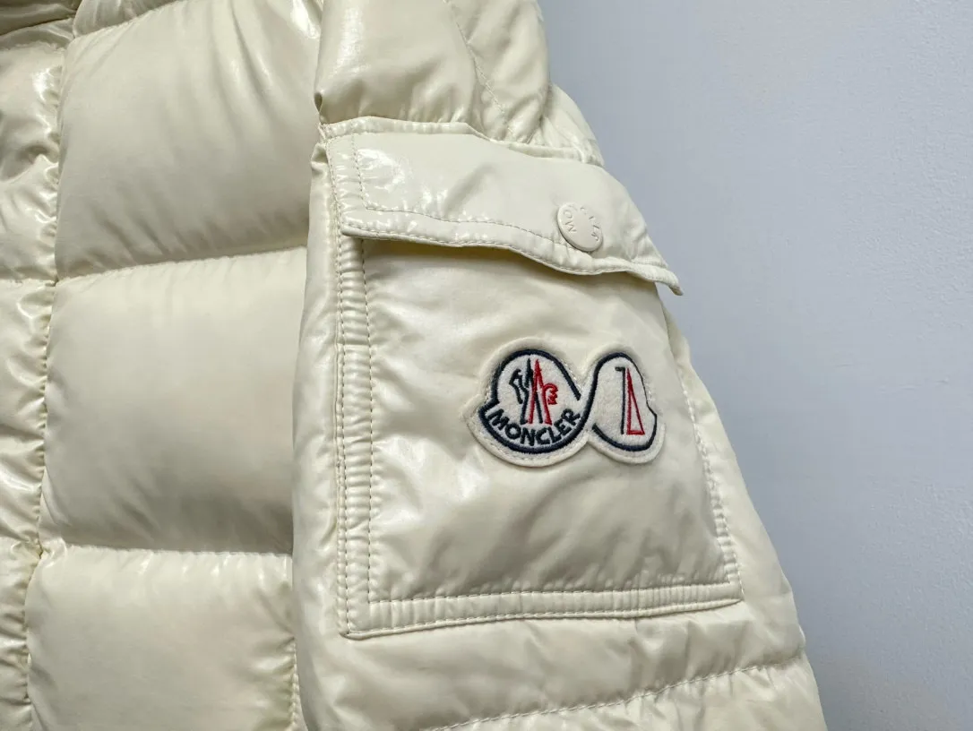 P720 [𝗠𝗼𝗻𝗰𝗲𝗿] Meng Mouth 23FW Meng Mouth Maya Maya 70th Anniversary Limited Down Jacket, same style for men and women! Moncler Maya's classic shiny small label down jacket, the pockets on the cuffs are perfectly combined with the 70-week wool felt small label, and the hood is detachable. The fabric is customized and is consistent with the original. The lacquered shiny fabric is the same as the original. The windproof and waterproof are the same as the original. Customized original accessories, complete with three labels, molded custom logo buttons. Color: Beige Size: 1 2 3 4 5