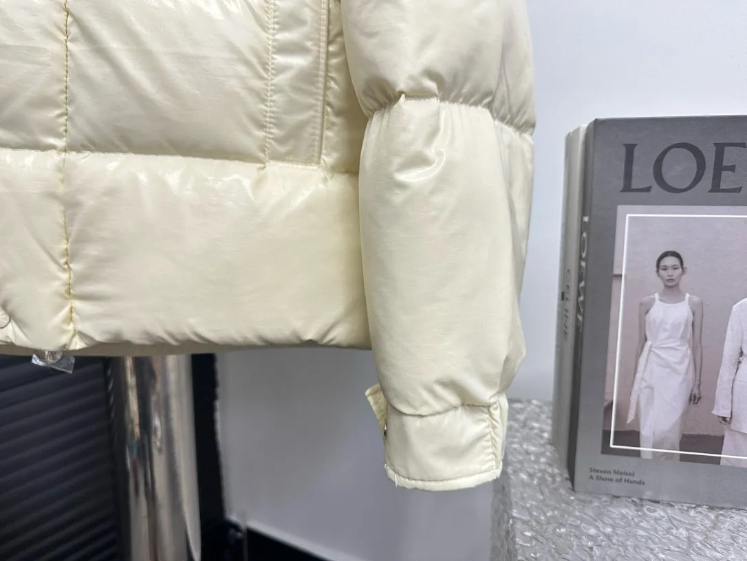 P720 [𝗠𝗼𝗻𝗰𝗲𝗿] Meng Mouth 23FW Meng Mouth Maya Maya 70th Anniversary Limited Down Jacket, same style for men and women! Moncler Maya's classic shiny small label down jacket, the pockets on the cuffs are perfectly combined with the 70-week wool felt small label, and the hood is detachable. The fabric is customized and is consistent with the original. The lacquered shiny fabric is the same as the original. The windproof and waterproof are the same as the original. Customized original accessories, complete with three labels, molded custom logo buttons. Color: Beige Size: 1 2 3 4 5