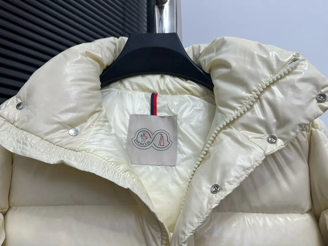 P720 [𝗠𝗼𝗻𝗰𝗲𝗿] Meng Mouth 23FW Meng Mouth Maya Maya 70th Anniversary Limited Down Jacket, same style for men and women! Moncler Maya's classic shiny small label down jacket, the pockets on the cuffs are perfectly combined with the 70-week wool felt small label, and the hood is detachable. The fabric is customized and is consistent with the original. The lacquered shiny fabric is the same as the original. The windproof and waterproof are the same as the original. Customized original accessories, complete with three labels, molded custom logo buttons. Color: Beige Size: 1 2 3 4 5