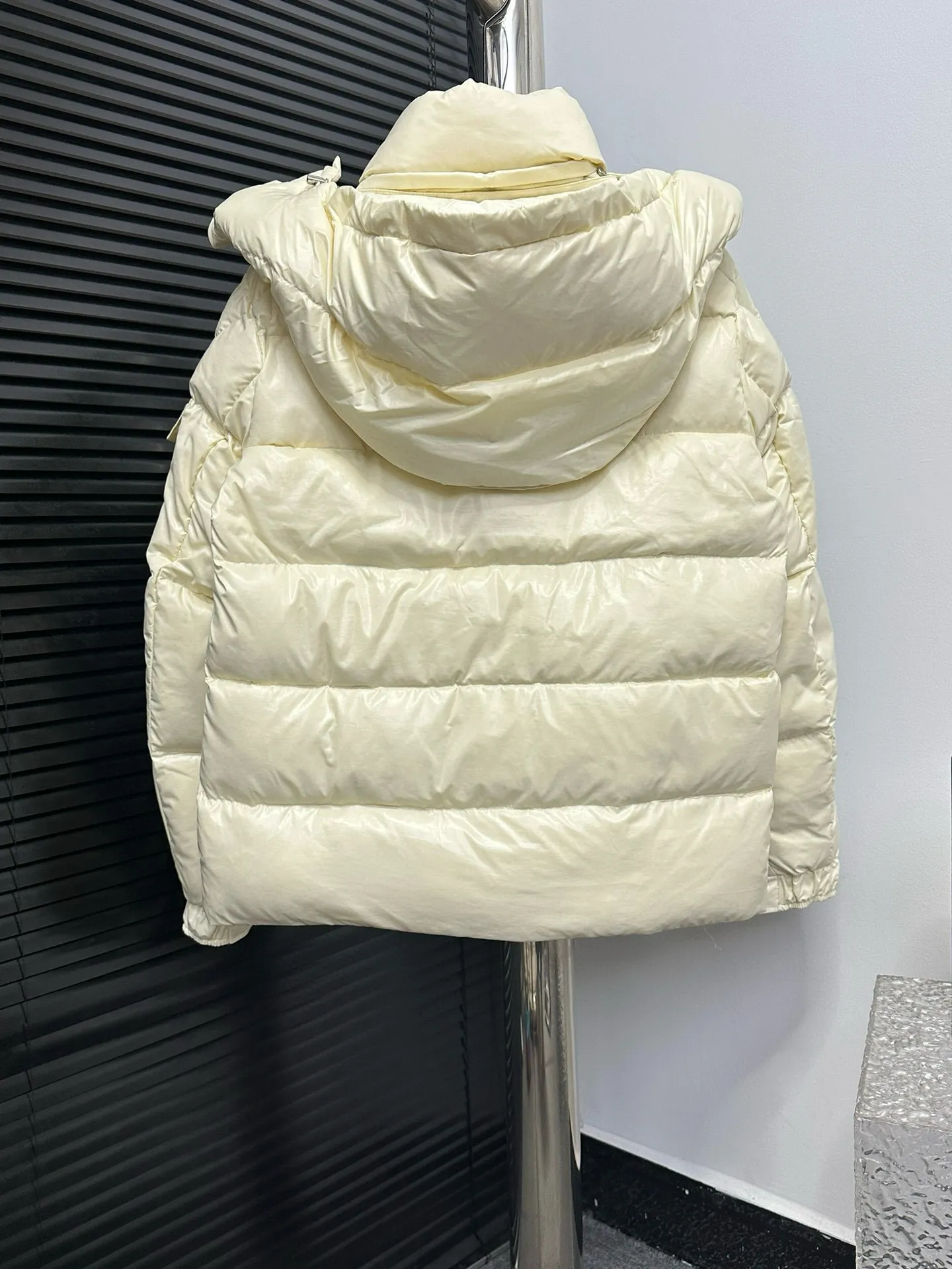 P720 [𝗠𝗼𝗻𝗰𝗲𝗿] Meng Mouth 23FW Meng Mouth Maya Maya 70th Anniversary Limited Down Jacket, same style for men and women! Moncler Maya's classic shiny small label down jacket, the pockets on the cuffs are perfectly combined with the 70-week wool felt small label, and the hood is detachable. The fabric is customized and is consistent with the original. The lacquered shiny fabric is the same as the original. The windproof and waterproof are the same as the original. Customized original accessories, complete with three labels, molded custom logo buttons. Color: Beige Size: 1 2 3 4 5