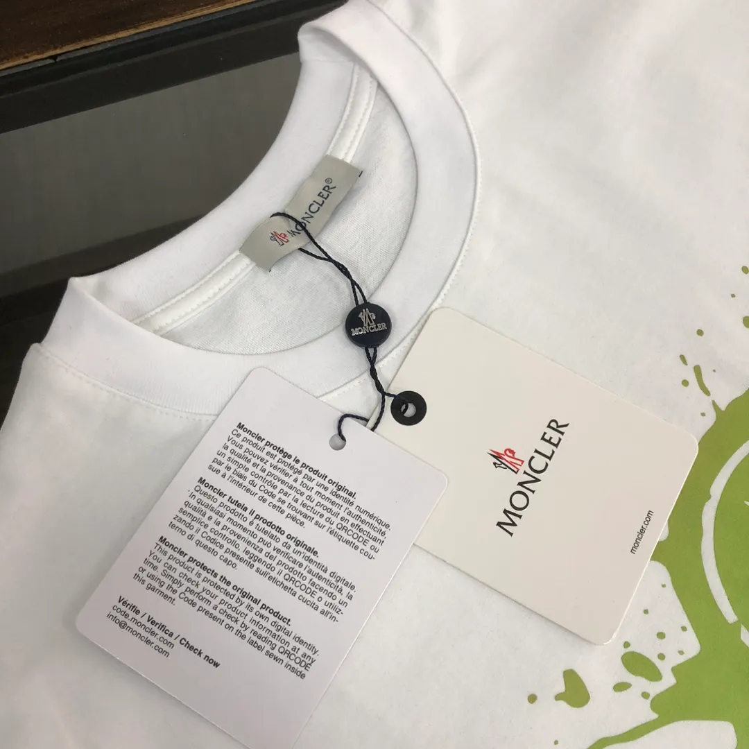 P150 MONCLER 25 The latest short-sleeved T-shirt for couples~Color-printed logo design~The upper body of the fabric is comfortable and breathable, not stiff, slim cut, and made of high-end custom-made pure cotton fabric! The upper body is comfortable and stylish, and it can be worn alone as an inner layer. It is a must-have for fashionistas! ! ! Color: Black White Orange Sky Blue Size: S M L XL (Loose fit! Please indicate your height and weight when placing an order)