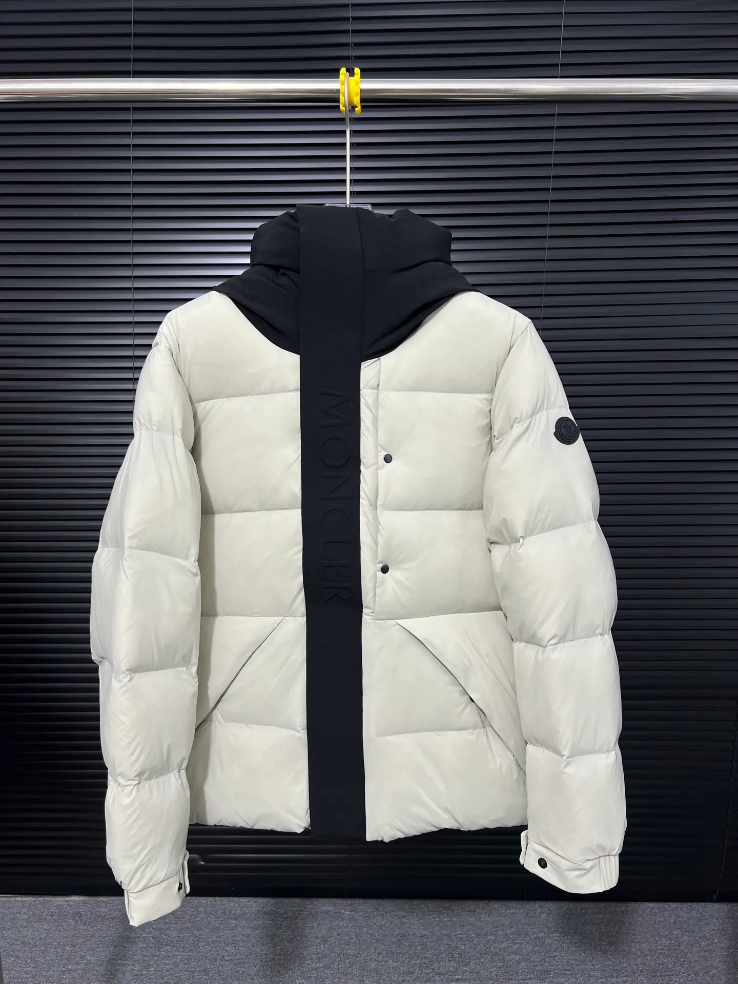 P740 top version Moncler FW22 Moncler European station logo embroidered hooded down jacket Official website price 28000+ Sold out version 600+ fill power National standard RDS certified 90% white duck down filling 243g high gram weight filling capacity Extremely cold and warm Very thick 150 degrees below Germany 🇩🇪 Anti-down needle Mercerized anti-down thread Up to 3 cm 13-needle high-density anti-down jacket Matte long fabric Embossed branding Hidden zipper and button closure Zippered breast pocket on the chest Original custom molded logo on the arms Original metal zippers Many details throughout the body Hardware accessories are from the original factory Loose fit Color: Beige Size: 1-2-3-4-5 Size Shoulder width Chest Length 1 48 113 71 2 50 119 72 3 52 124 74 4 54 130 76 5 56 136 78 (Purely manual measurement error 1-3 cm)