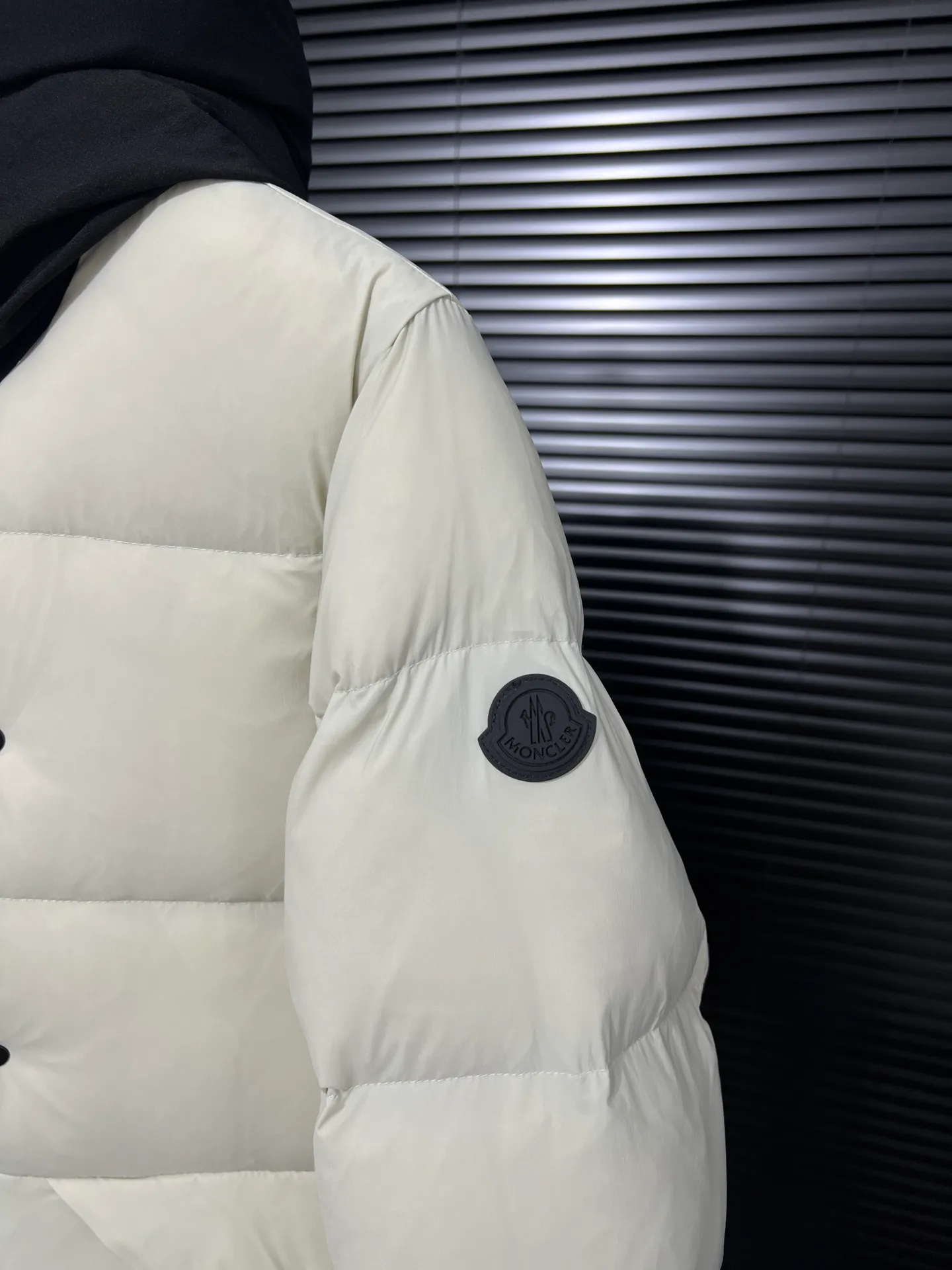 P740 top version Moncler FW22 Moncler European station logo embroidered hooded down jacket Official website price 28000+ Sold out version 600+ fill power National standard RDS certified 90% white duck down filling 243g high gram weight filling capacity Extremely cold and warm Very thick 150 degrees below Germany 🇩🇪 Anti-down needle Mercerized anti-down thread Up to 3 cm 13-needle high-density anti-down jacket Matte long fabric Embossed branding Hidden zipper and button closure Zippered breast pocket on the chest Original custom molded logo on the arms Original metal zippers Many details throughout the body Hardware accessories are from the original factory Loose fit Color: Beige Size: 1-2-3-4-5 Size Shoulder width Chest Length 1 48 113 71 2 50 119 72 3 52 124 74 4 54 130 76 5 56 136 78 (Purely manual measurement error 1-3 cm)