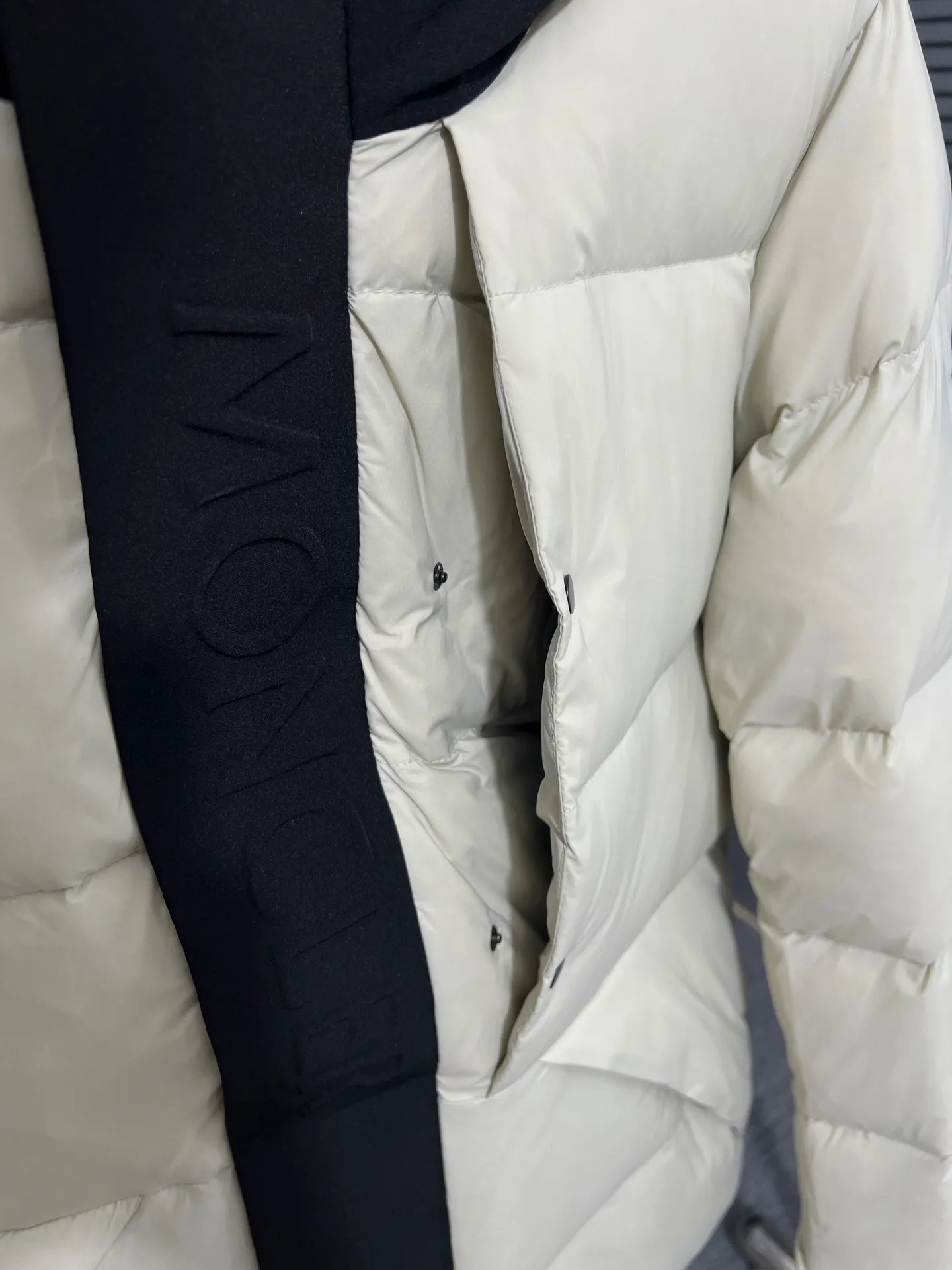 P740 top version Moncler FW22 Moncler European station logo embroidered hooded down jacket Official website price 28000+ Sold out version 600+ fill power National standard RDS certified 90% white duck down filling 243g high gram weight filling capacity Extremely cold and warm Very thick 150 degrees below Germany 🇩🇪 Anti-down needle Mercerized anti-down thread Up to 3 cm 13-needle high-density anti-down jacket Matte long fabric Embossed branding Hidden zipper and button closure Zippered breast pocket on the chest Original custom molded logo on the arms Original metal zippers Many details throughout the body Hardware accessories are from the original factory Loose fit Color: Beige Size: 1-2-3-4-5 Size Shoulder width Chest Length 1 48 113 71 2 50 119 72 3 52 124 74 4 54 130 76 5 56 136 78 (Purely manual measurement error 1-3 cm)