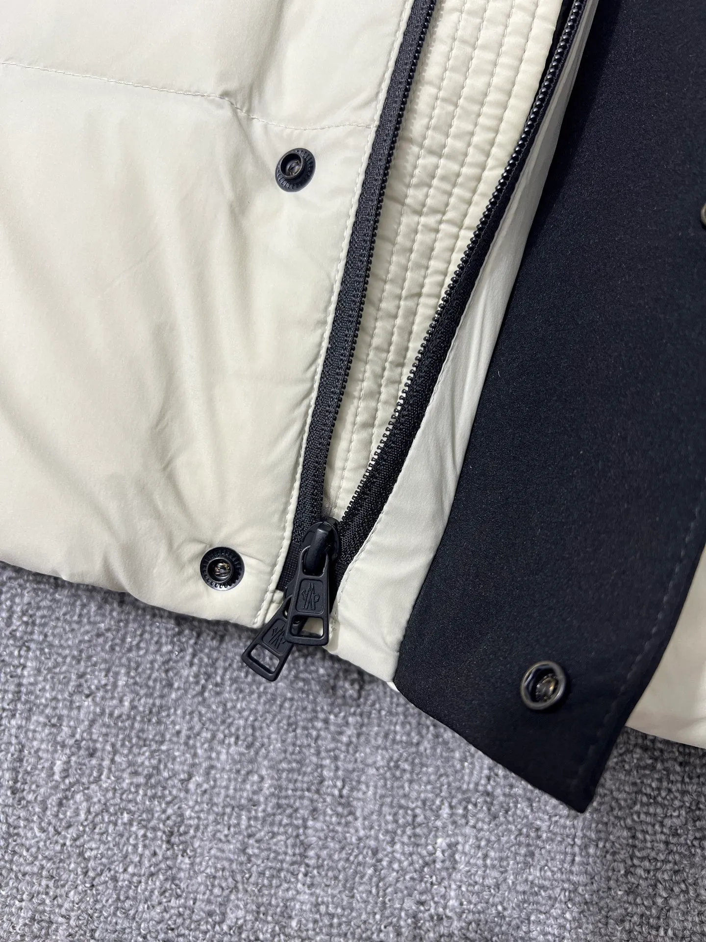 P740 top version Moncler FW22 Moncler European station logo embroidered hooded down jacket Official website price 28000+ Sold out version 600+ fill power National standard RDS certified 90% white duck down filling 243g high gram weight filling capacity Extremely cold and warm Very thick 150 degrees below Germany 🇩🇪 Anti-down needle Mercerized anti-down thread Up to 3 cm 13-needle high-density anti-down jacket Matte long fabric Embossed branding Hidden zipper and button closure Zippered breast pocket on the chest Original custom molded logo on the arms Original metal zippers Many details throughout the body Hardware accessories are from the original factory Loose fit Color: Beige Size: 1-2-3-4-5 Size Shoulder width Chest Length 1 48 113 71 2 50 119 72 3 52 124 74 4 54 130 76 5 56 136 78 (Purely manual measurement error 1-3 cm)