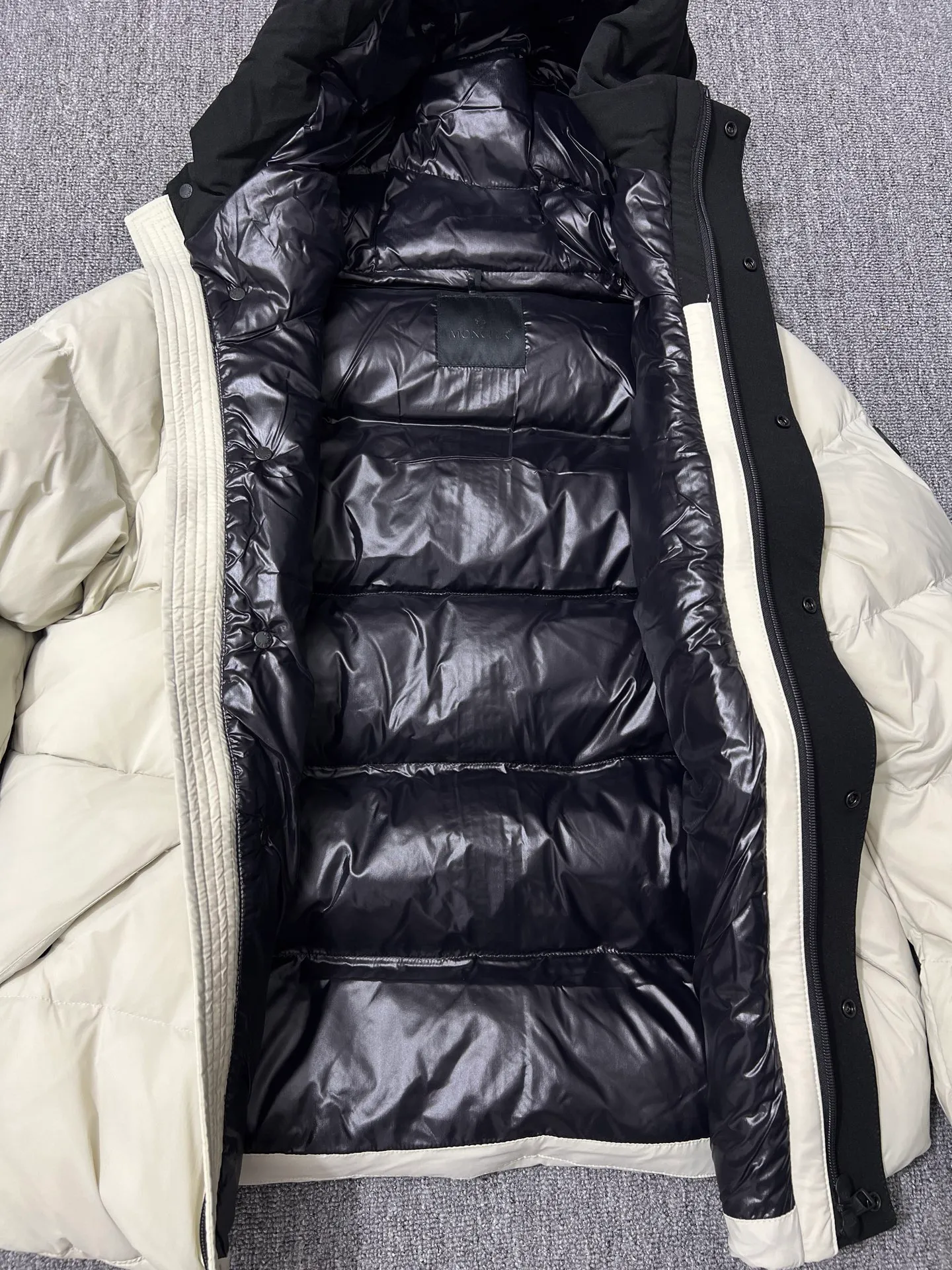 P740 top version Moncler FW22 Moncler European station logo embroidered hooded down jacket Official website price 28000+ Sold out version 600+ fill power National standard RDS certified 90% white duck down filling 243g high gram weight filling capacity Extremely cold and warm Very thick 150 degrees below Germany 🇩🇪 Anti-down needle Mercerized anti-down thread Up to 3 cm 13-needle high-density anti-down jacket Matte long fabric Embossed branding Hidden zipper and button closure Zippered breast pocket on the chest Original custom molded logo on the arms Original metal zippers Many details throughout the body Hardware accessories are from the original factory Loose fit Color: Beige Size: 1-2-3-4-5 Size Shoulder width Chest Length 1 48 113 71 2 50 119 72 3 52 124 74 4 54 130 76 5 56 136 78 (Purely manual measurement error 1-3 cm)