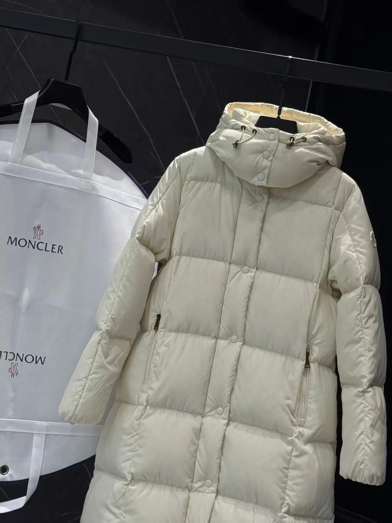 P1080 90 white goose down ✨25Moncler Litte white and black hooded long women's style Size: 1234 Color: black white