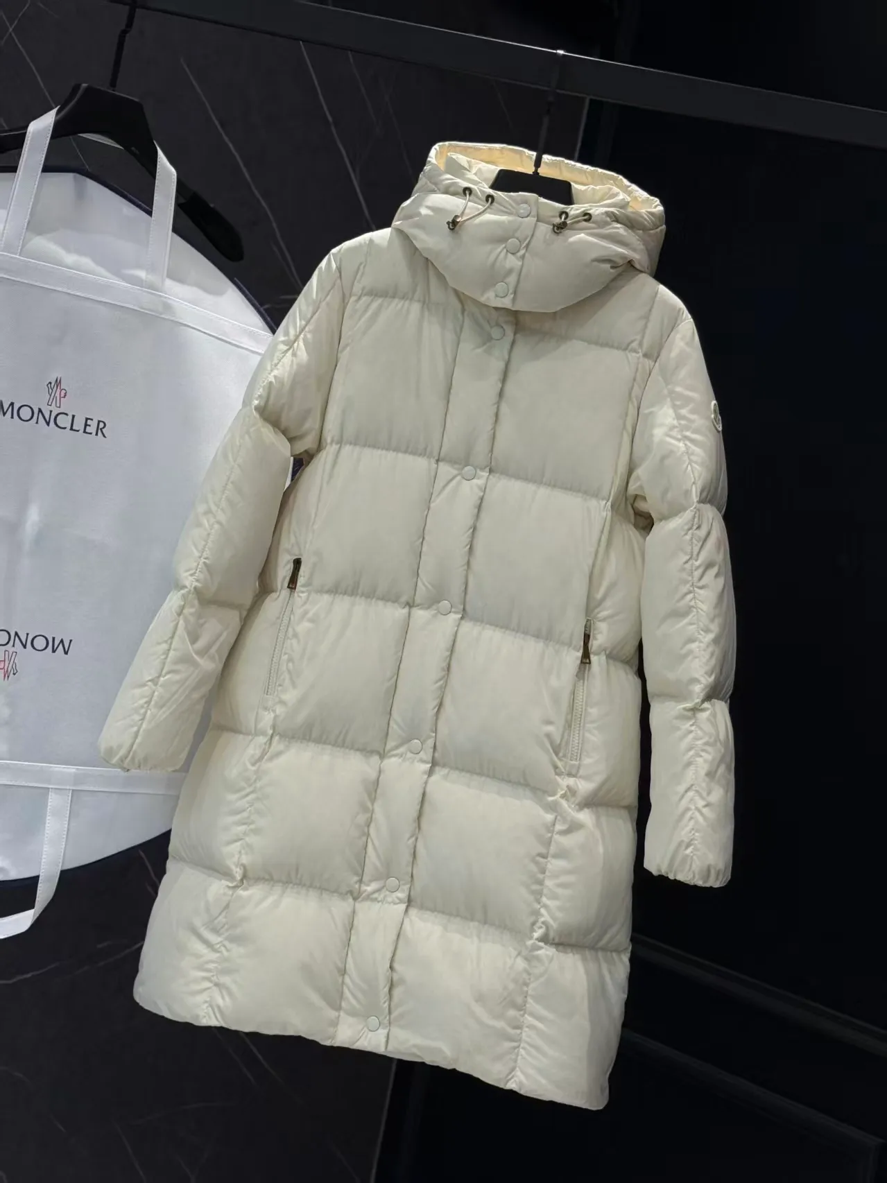 P1080 90 white goose down ✨25Moncler Litte white and black hooded long women's style Size: 1234 Color: black white