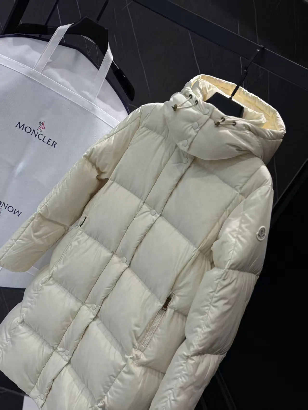 P1080 90 white goose down ✨25Moncler Litte white and black hooded long women's style Size: 1234 Color: black white