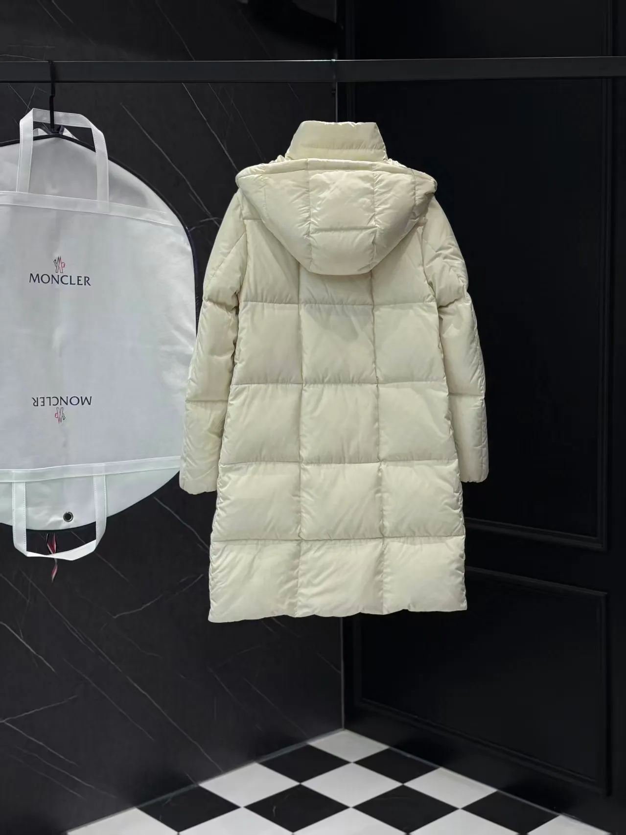 P1080 90 white goose down ✨25Moncler Litte white and black hooded long women's style Size: 1234 Color: black white