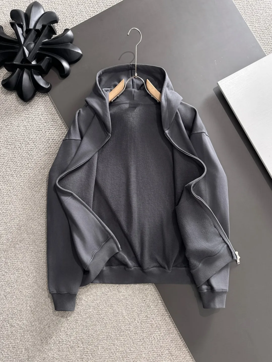Next day delivery P460 High quality MONCLER/muzzle Exclusive debut of 25ss new autumn and winter lapel double zipper hooded sweatshirt jacket Many stars have the same style. Craftsmanship that ordinary small workshops cannot copy. We are not afraid of any challenges in terms of materials, detail restoration and craftsmanship, just to provide you with wonderful products. Compare the top original versions at will. No expense is spared just to do better. Unique imported fabric feel. Purely imported German machine production. Precision operation and thousands of needle density. A full set of new accessories with three standards can be customized at the same time. The upper body is versatile and fashionable. The perfect choice for autumn and winter. The must-have item. Size chart: S to XXL (or state your height and weight when placing an order)