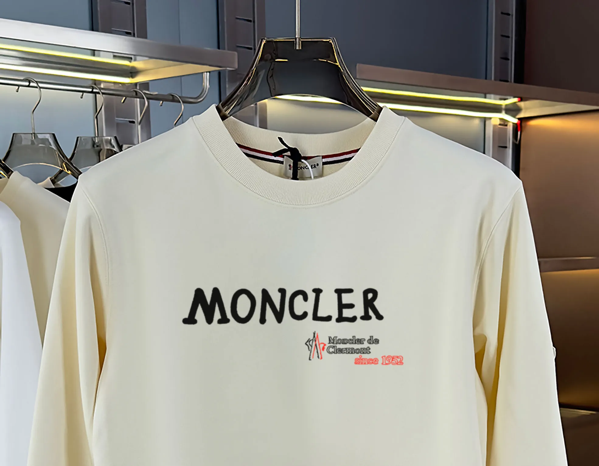 P210 high version sweatshirt) 📦With exclusive picture packaging📦 [Long-term ready stock] Upgraded version "Mobile phone smart sensor ~ NFC chip armband ~ Direct access to the official website anti-counterfeiting" 〖 𝐌𝐎𝐍𝐂𝐋𝐄𝐑 ~ Mouth covering〗 2025 new high quality, using 450g heavyweight fabric Different from the market currency, you can mix and match everything at will and you will be handsome😎The whole clothes is made of double waistcoats. The double waistcoats make the whole dress more three-dimensional. It is not an ordinary factory that can do such fine work. 2025 autumn and winter new style, on sale at the counter, exquisite printed round neck terry sweatshirt. High-end double-ply cotton. Customized stretch ribs are dyed in the same vat. Three standards are complete. It is matched with digital printing patterns and is very breathable. Same style for men and women. Color: black, white, apricot. Size: S M L XL 2XL