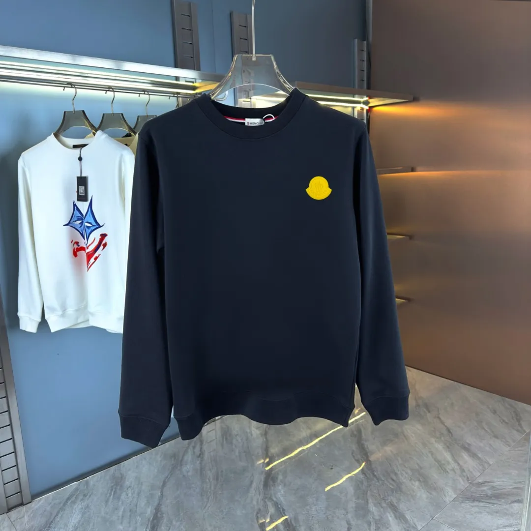 P210 High-version sweatshirt) [Long-term stock] 〖𝐌𝐎𝐍𝐂𝐋𝐄𝐑~Mask〗 Made of 440g heavy-weight fabric. It is different from the market currency. It can be matched with any variety and is properly handsome. 😎The whole dress is made of double waistcoats. The double waistcoats make the whole dress more three-dimensional. Not ordinary factories can do such fine work. 2025 Spring runway version of the T stage, on sale at the counter, round neck terry sweatshirt, high-end double-strand pure cotton, custom-made stretch ribs, dyed in the same vat, complete with three standards, matched with exquisite embroidered LOGO on the chest, simple and advanced, same style for men and women. Color: black, apricot, white, size: S M L XL 2XL