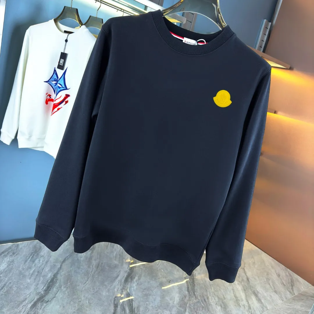 P210 High-version sweatshirt) [Long-term stock] 〖𝐌𝐎𝐍𝐂𝐋𝐄𝐑~Mask〗 Made of 440g heavy-weight fabric. It is different from the market currency. It can be matched with any variety and is properly handsome. 😎The whole dress is made of double waistcoats. The double waistcoats make the whole dress more three-dimensional. Not ordinary factories can do such fine work. 2025 Spring runway version of the T stage, on sale at the counter, round neck terry sweatshirt, high-end double-strand pure cotton, custom-made stretch ribs, dyed in the same vat, complete with three standards, matched with exquisite embroidered LOGO on the chest, simple and advanced, same style for men and women. Color: black, apricot, white, size: S M L XL 2XL