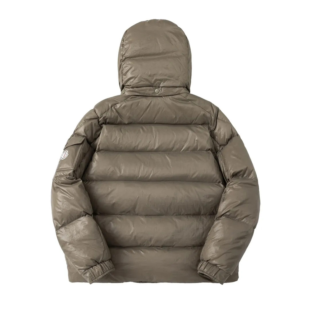 P720 with dust bag) Moncler/Moncler 23FW Maya 70th Anniversary Limited Down Jacket Moncler Maya classic shiny small label down jacket, the pockets on the cuffs are a perfect combination with the 70-week wool felt small label, the hood is removable. The fabric is customized to be the same as the original. The lacquered shiny fabric is the same as the original. It is filled with 90 white duck down, and the down filling is up to 400g. It has excellent thermal insulation effect and is a must-have in cold areas. Customized original accessories, complete with three labels, molded custom logo buttons Color: Black White Brown SIZE: 1 2 3 4 5