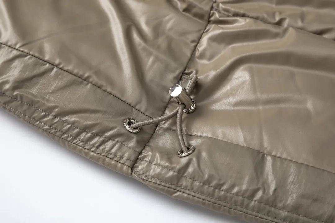 P720 with dust bag) Moncler/Moncler 23FW Maya 70th Anniversary Limited Down Jacket Moncler Maya classic shiny small label down jacket, the pockets on the cuffs are a perfect combination with the 70-week wool felt small label, the hood is removable. The fabric is customized to be the same as the original. The lacquered shiny fabric is the same as the original. It is filled with 90 white duck down, and the down filling is up to 400g. It has excellent thermal insulation effect and is a must-have in cold areas. Customized original accessories, complete with three labels, molded custom logo buttons Color: Black White Brown SIZE: 1 2 3 4 5